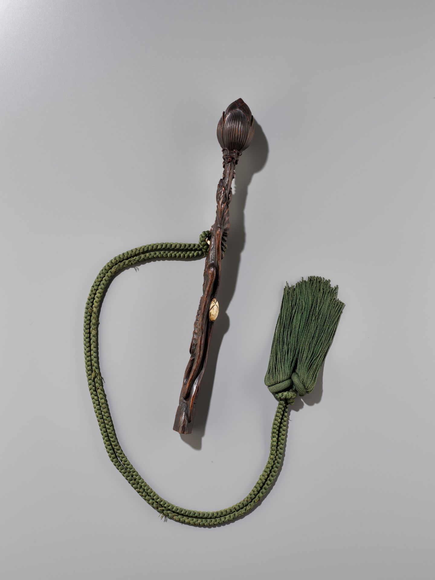 AN EXCEPTIONAL AND VERY RARE 'LOTUS' ZUSHI SCEPTER ENCLOSED WITH BUDDHA SHAKYAMUNI - Image 10 of 13