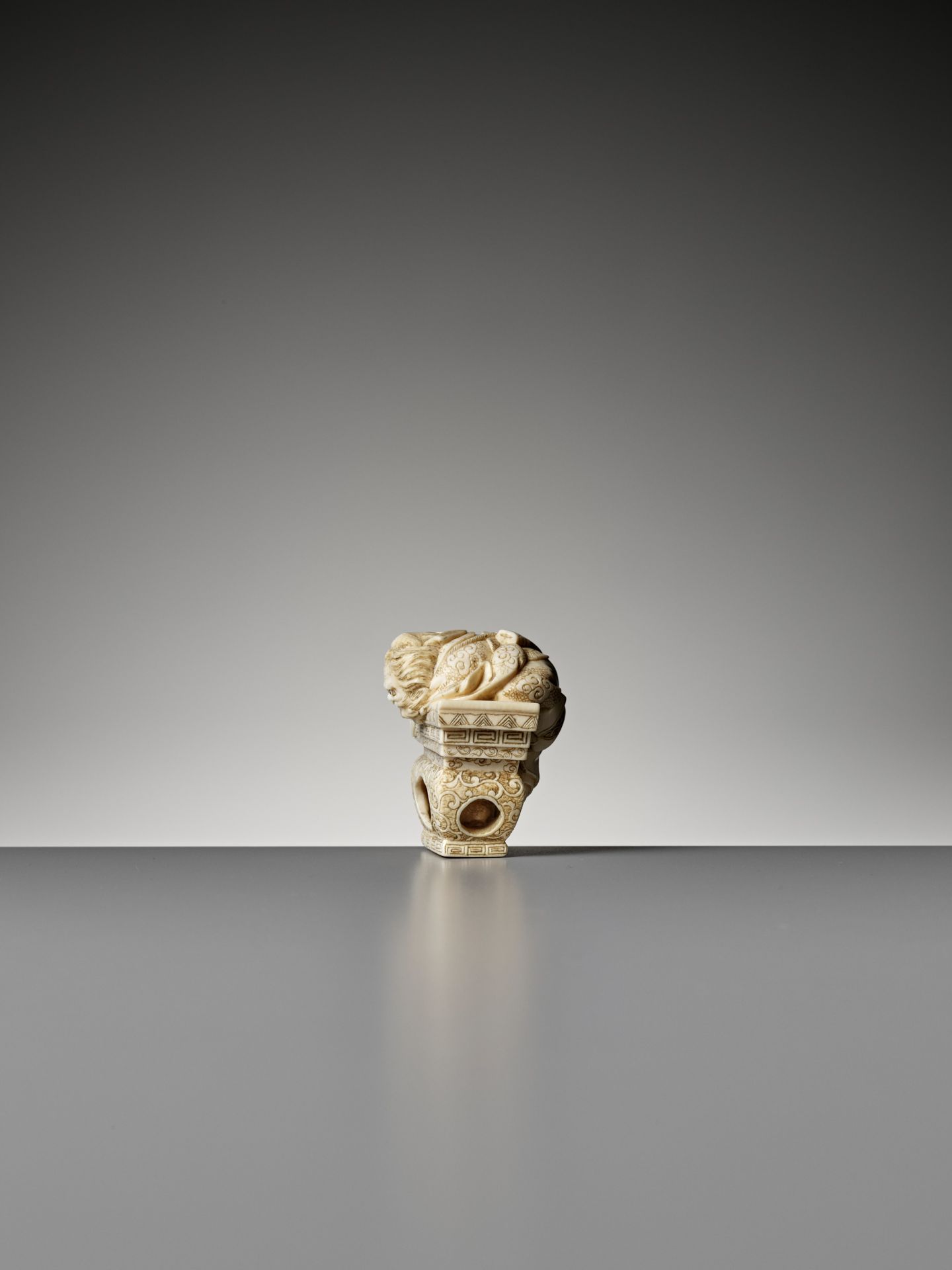 KOGYOKU: AN IVORY NETSUKE OF SHOKI AND ONI - Bild 6 aus 11