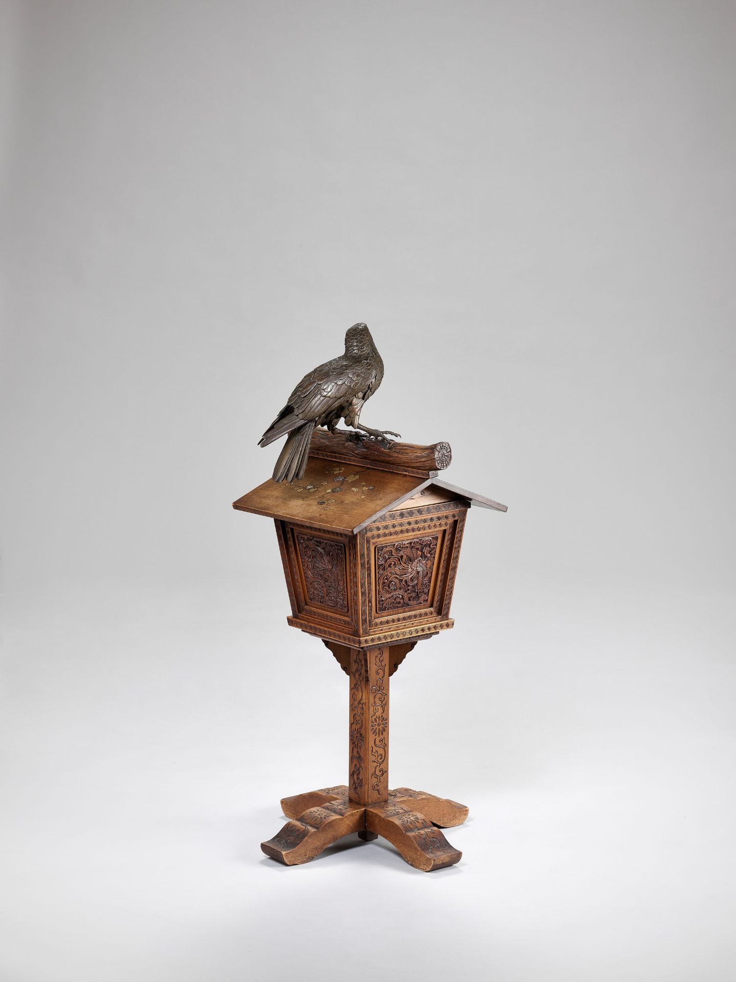 AN UNUSUAL BRONZE AND WOOD GROUP DEPICTING A HAWK ON A BIRDHOUSE - Image 8 of 10