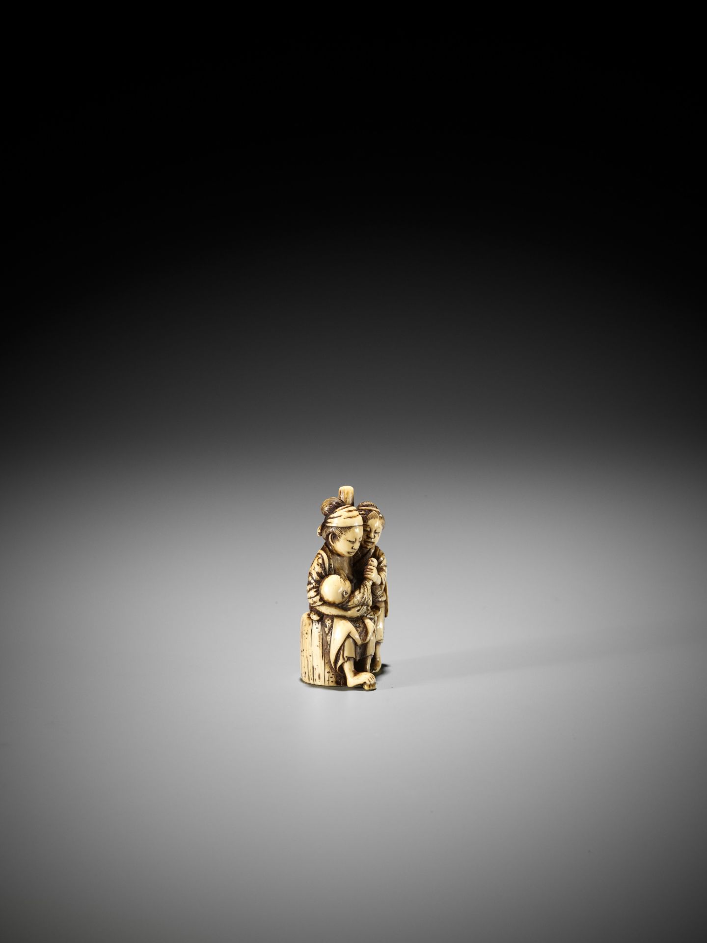 MINKOKU: A FINE IVORY NETSUKE OF TWO WOMEN WITH AN INFANT - Bild 7 aus 12