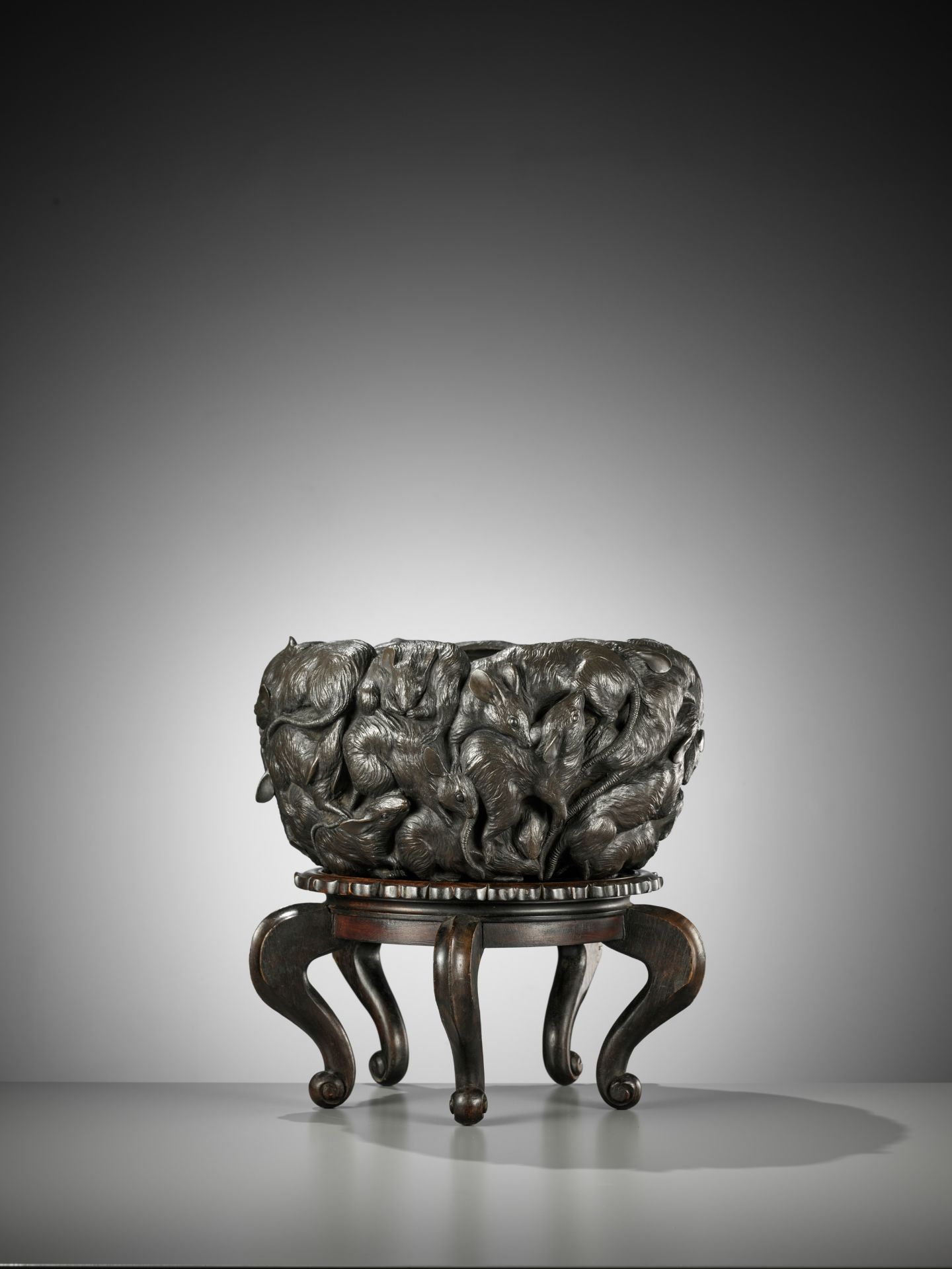 YOSHITANI: A MASSIVE AND HIGHLY UNUSUAL BRONZE JARDINIÃˆRE DEPICTING A NEST OF RATS - Image 8 of 12