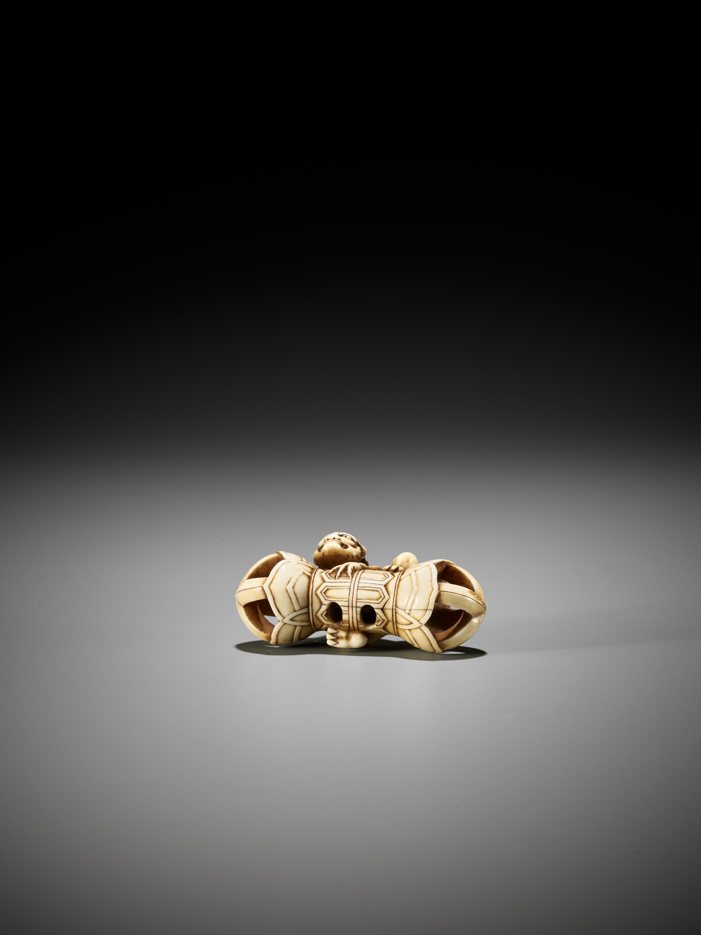 A RARE IVORY NETSUKE OF AN ONI ON A KONGO (VAJRA) - Image 11 of 12