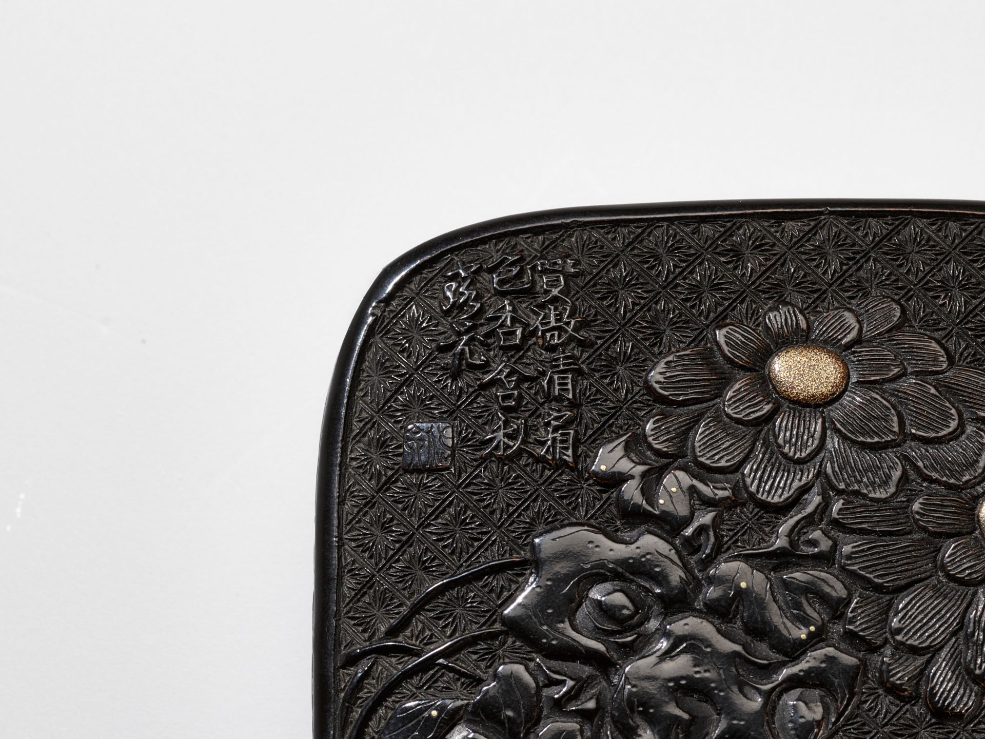 A RARE TSUIKOKU (CARVED BLACK LACQUER) KOGO (INCENSE BOX) AND COVER WITH CHRYSANTHEMUMS AND POEM - Image 10 of 10