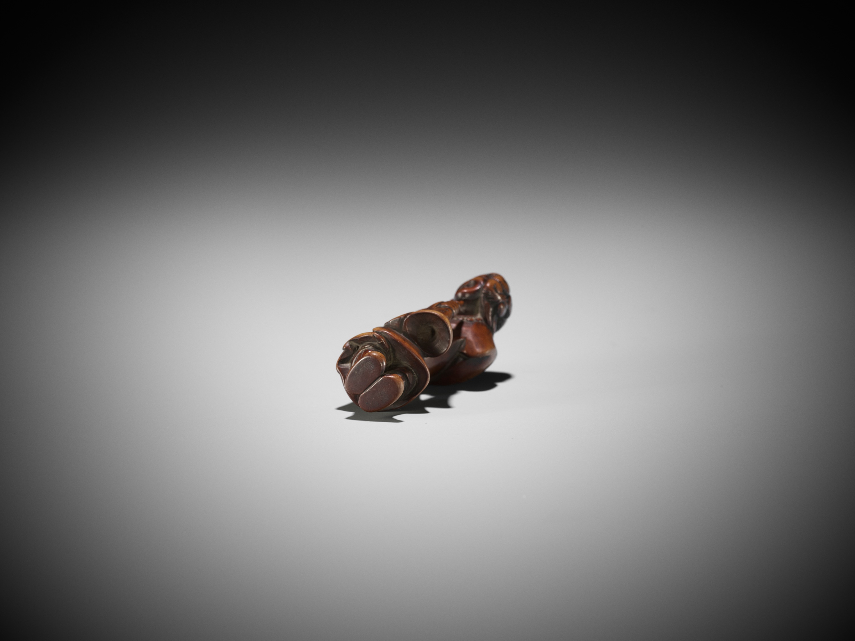 A GOOD WOOD NETSUKE OF A DUTCHMAN WITH CHILD - Image 12 of 12