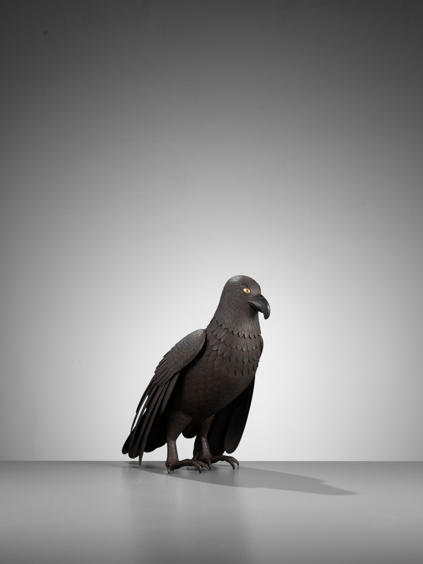 A RARE AND IMPRESSIVE IRON JIZAI OKIMONO OF A HAWK - Bild 18 aus 19