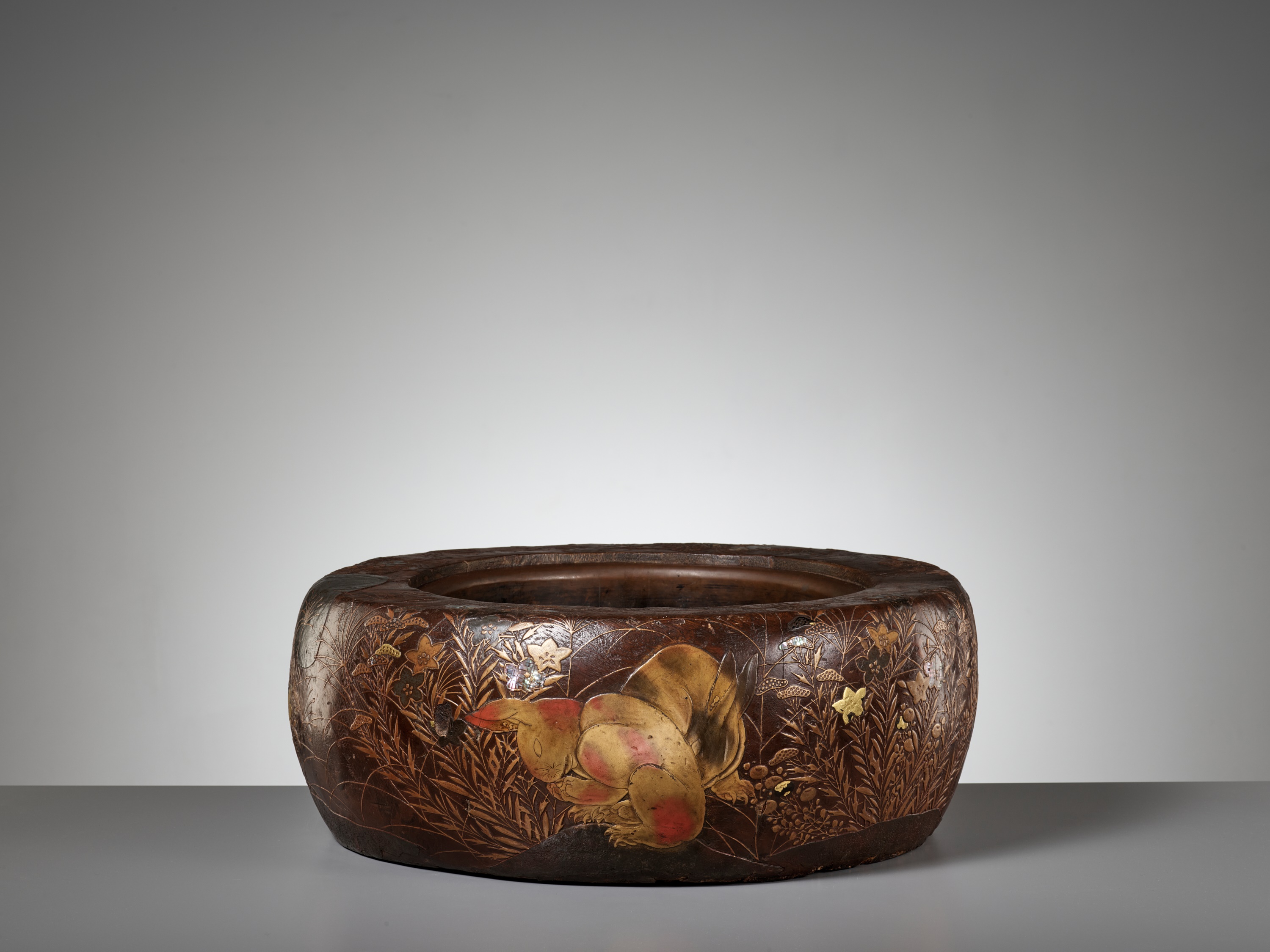 A LARGE RIMPA STYLE LACQUERED AND INLAID PAULOWNIA WOOD HIBACHI (BRAZIER) WITH LUNAR HARES - Image 9 of 14