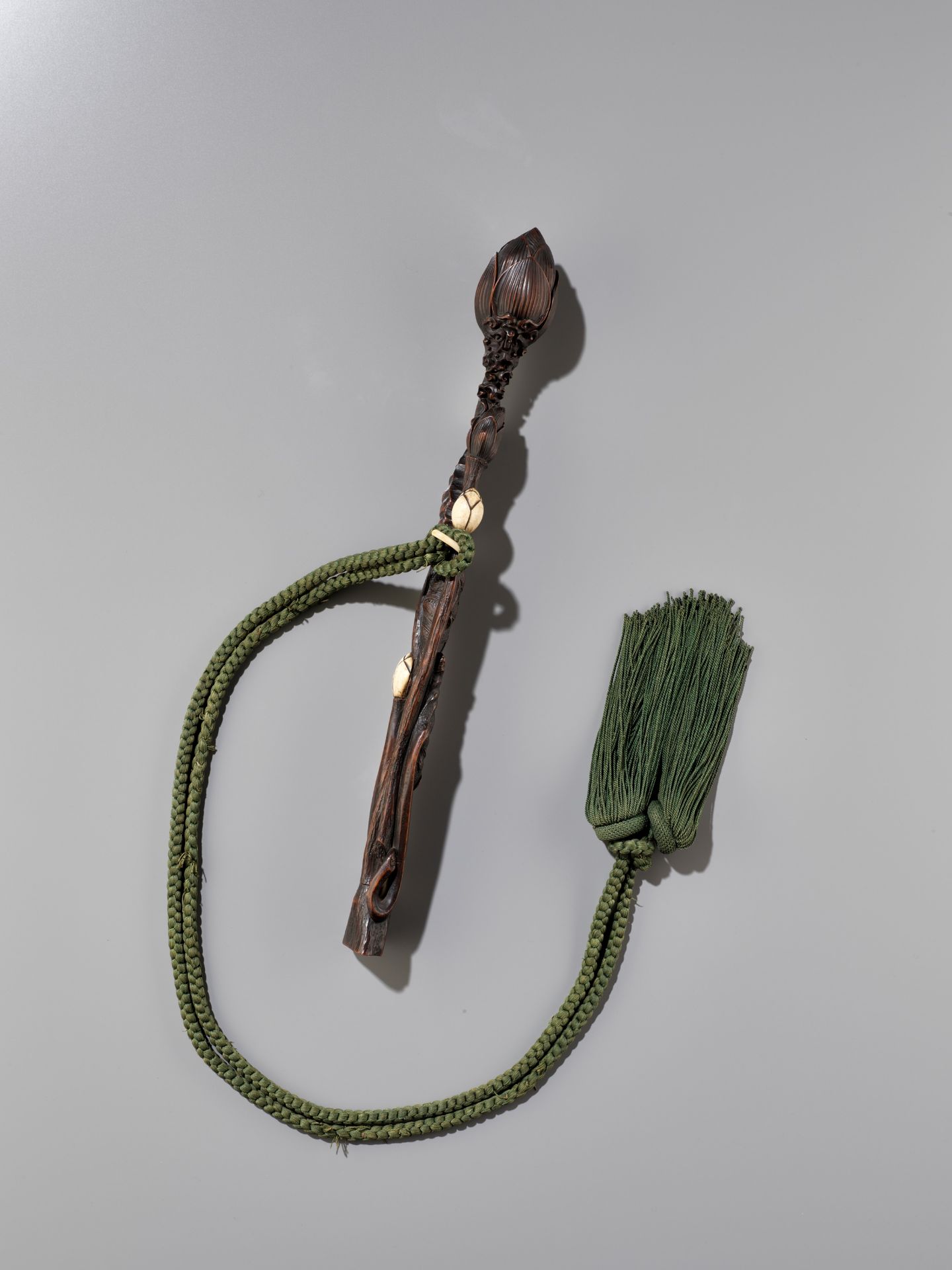 AN EXCEPTIONAL AND VERY RARE 'LOTUS' ZUSHI SCEPTER ENCLOSED WITH BUDDHA SHAKYAMUNI - Image 11 of 13