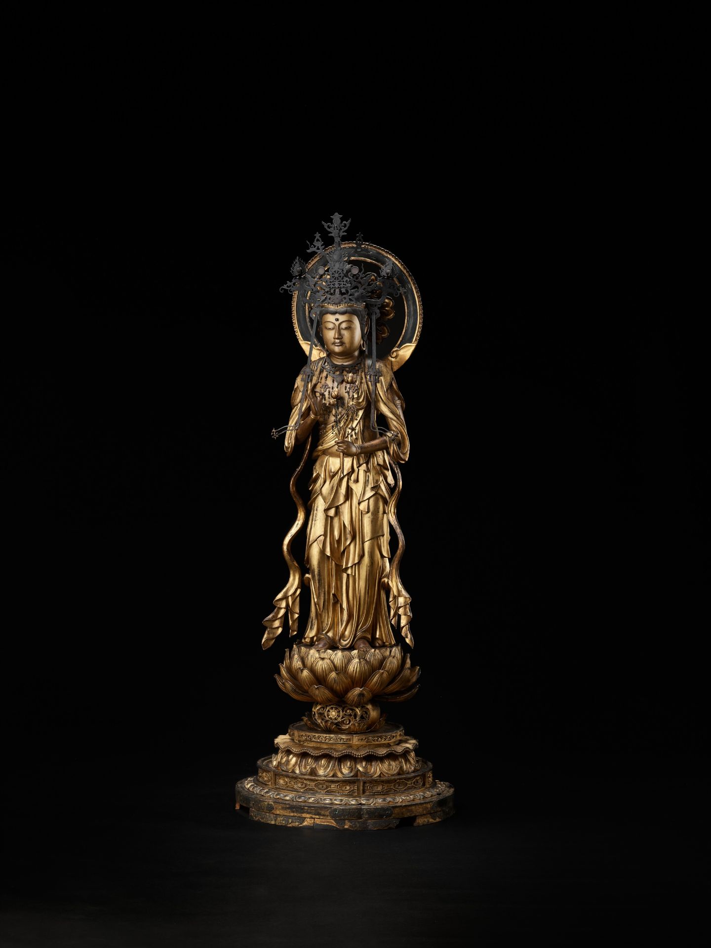 AN EXCEPTIONAL AND MONUMENTAL GILT WOOD FIGURE OF SEISHI BOSATSU - Image 13 of 18