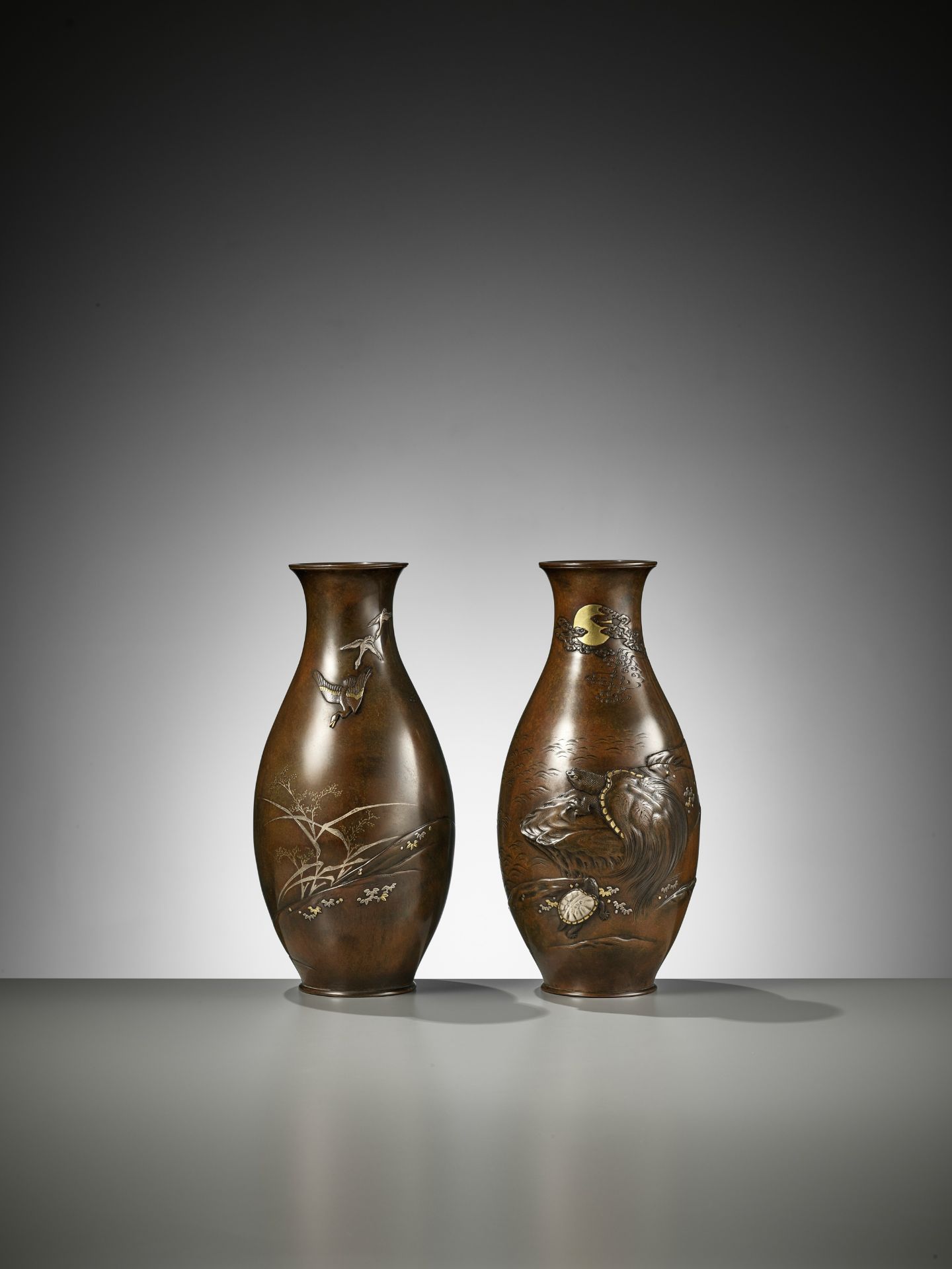 CHOMIN: A SUPERB PAIR OF INLAID BRONZE VASES WITH MINOGAME AND GEESE - Bild 5 aus 11