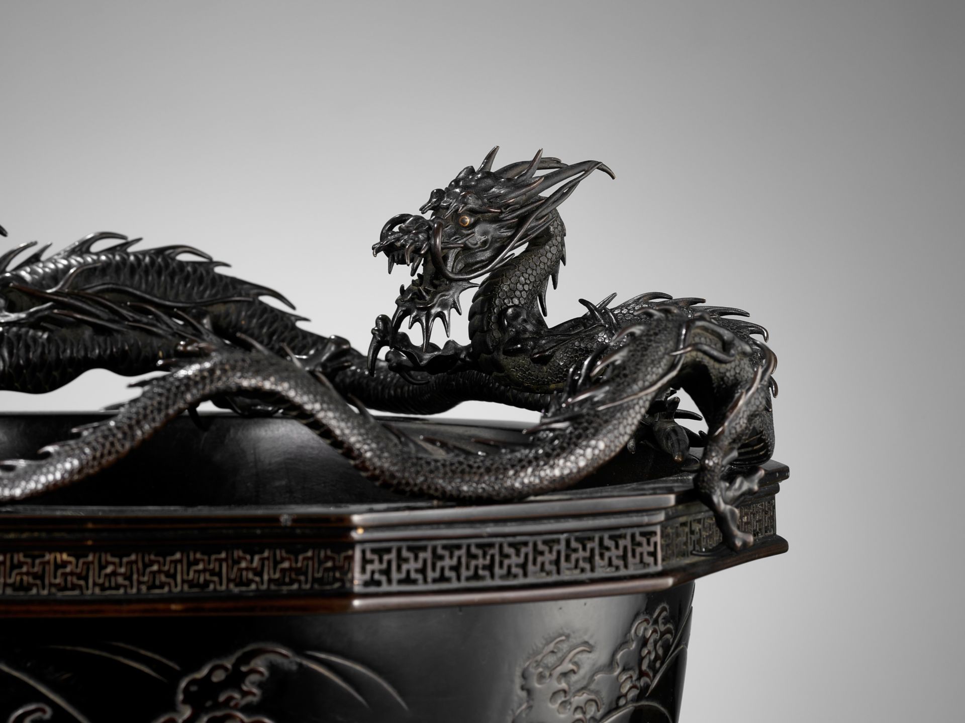 HIDEMITSU: A LARGE AND IMPRESSIVE BRONZE BOWL WITH TWO DRAGONS - Image 3 of 16