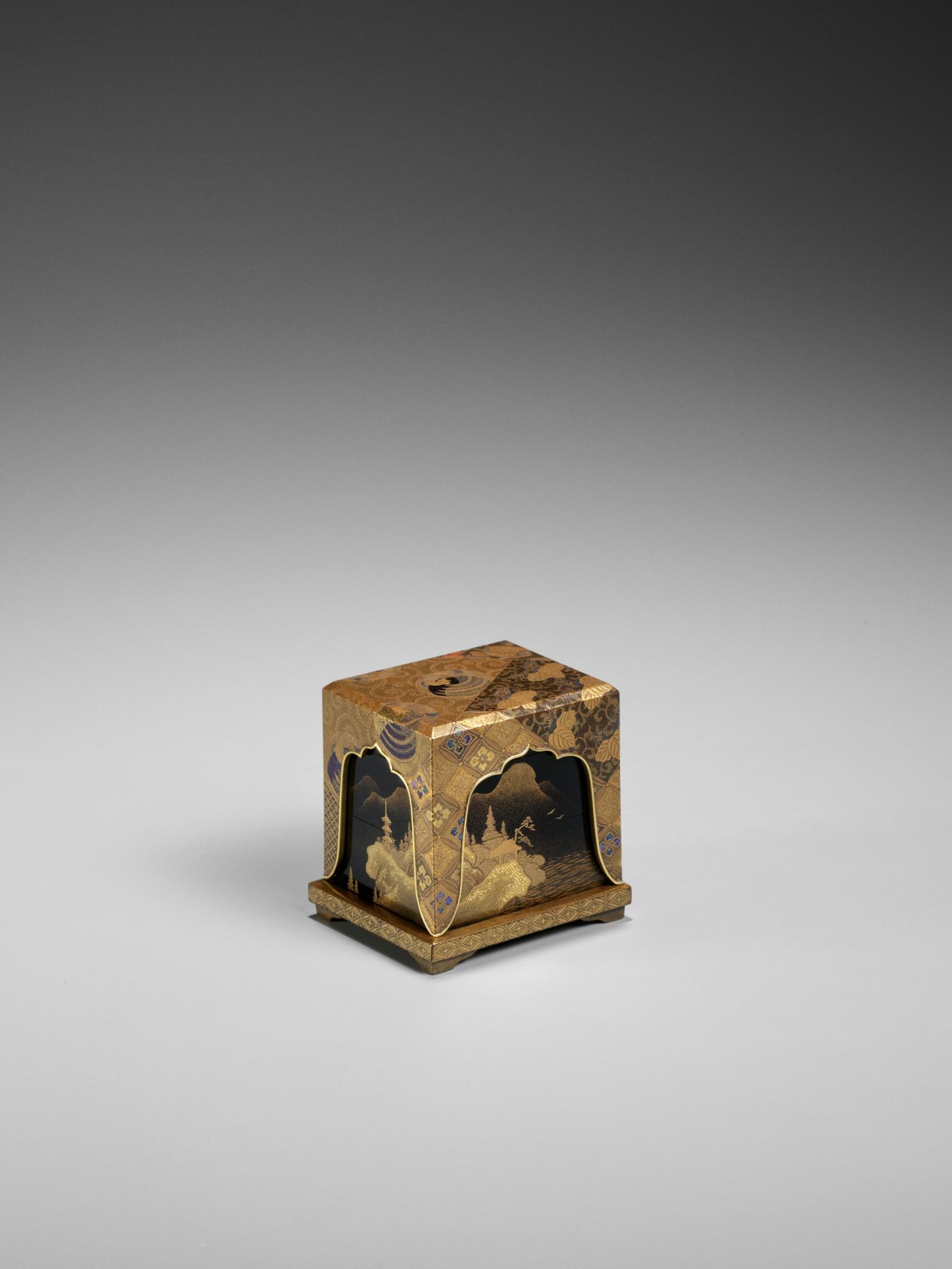 A FINE AND RARE LACQUER JU-KOBAKO (SMALL TIERED BOX), COVER AND STAND DEPICTING MOUNTAIN LANDSCAPES - Bild 5 aus 13