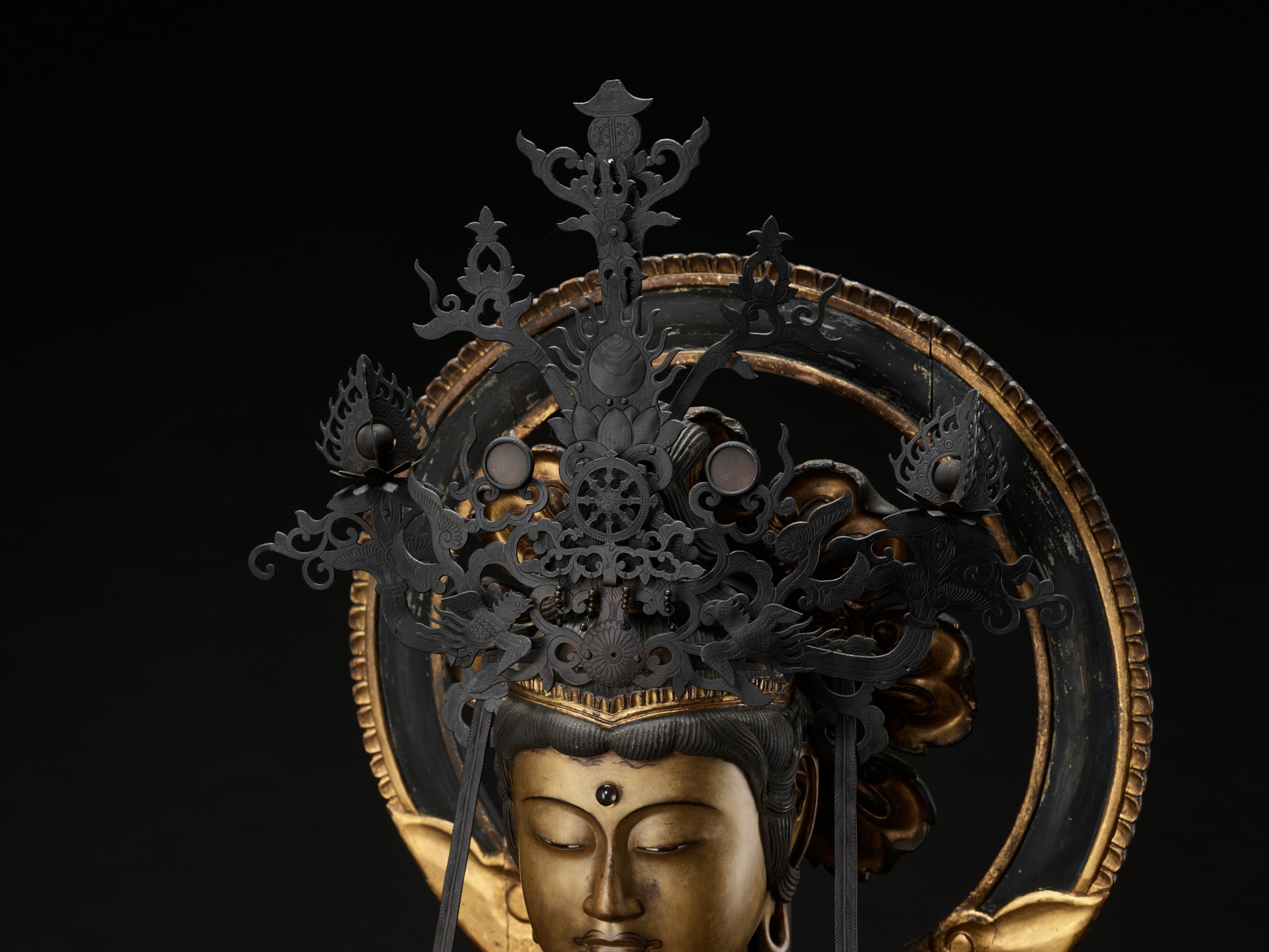 AN EXCEPTIONAL AND MONUMENTAL GILT WOOD FIGURE OF SEISHI BOSATSU - Image 8 of 18