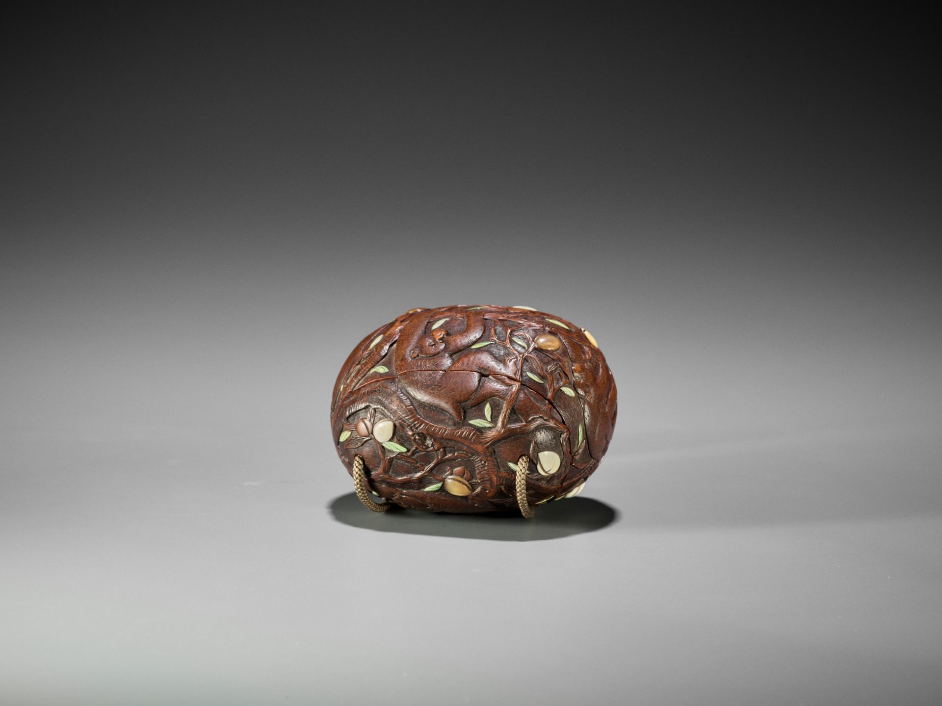 SHUOSAI: AN INLAID WOOD TONKOTSU DEPICTING MONKEYS AND PEACHES WITH EN-SUITE NETSUKE AND OJIME - Image 8 of 12