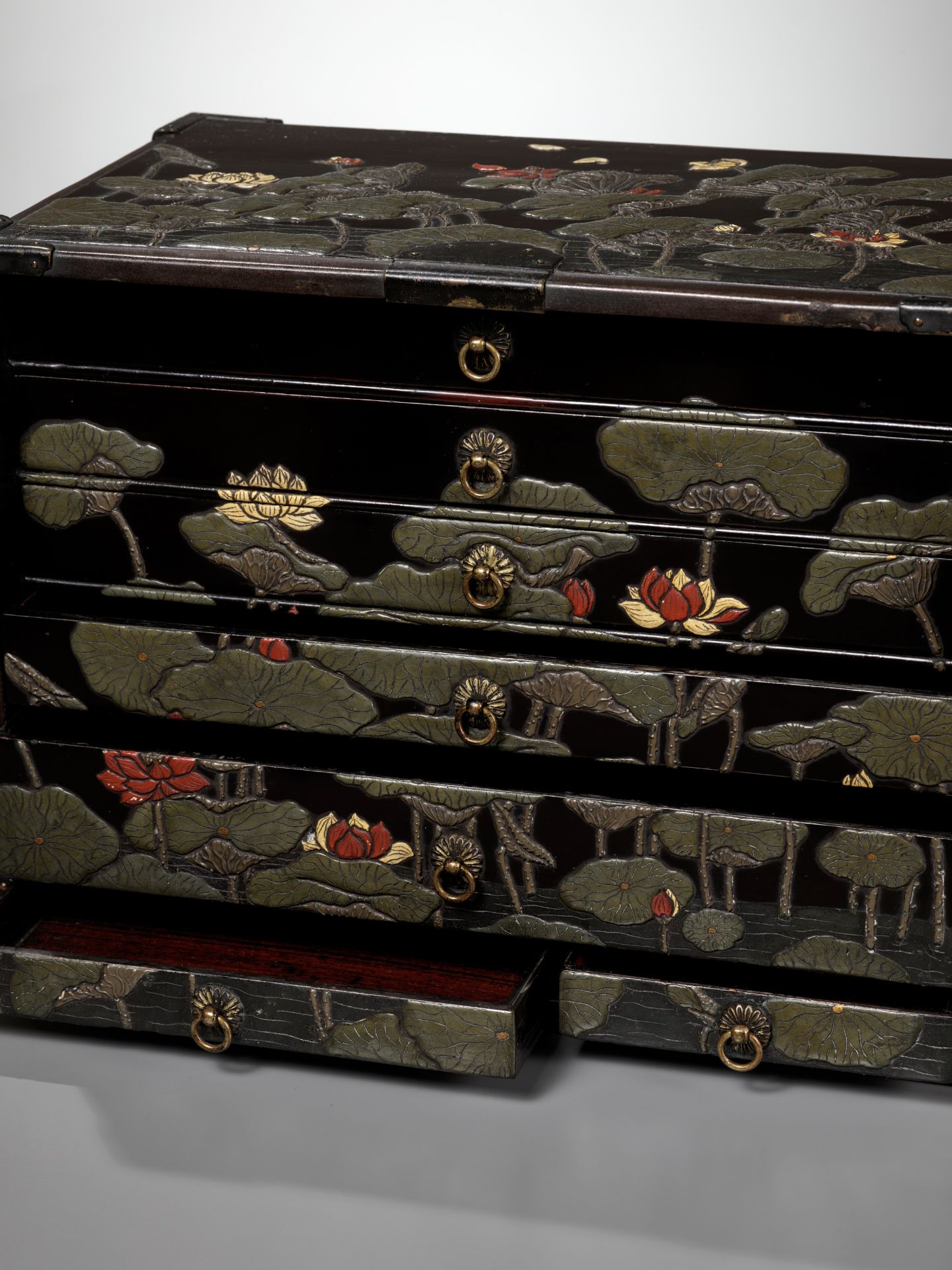 A RITSUO STYLE CERAMIC-INLAID AND LACQUERED WOOD KODANSU (CABINET) WITH A LOTUS POND AND EGRETS - Image 6 of 14