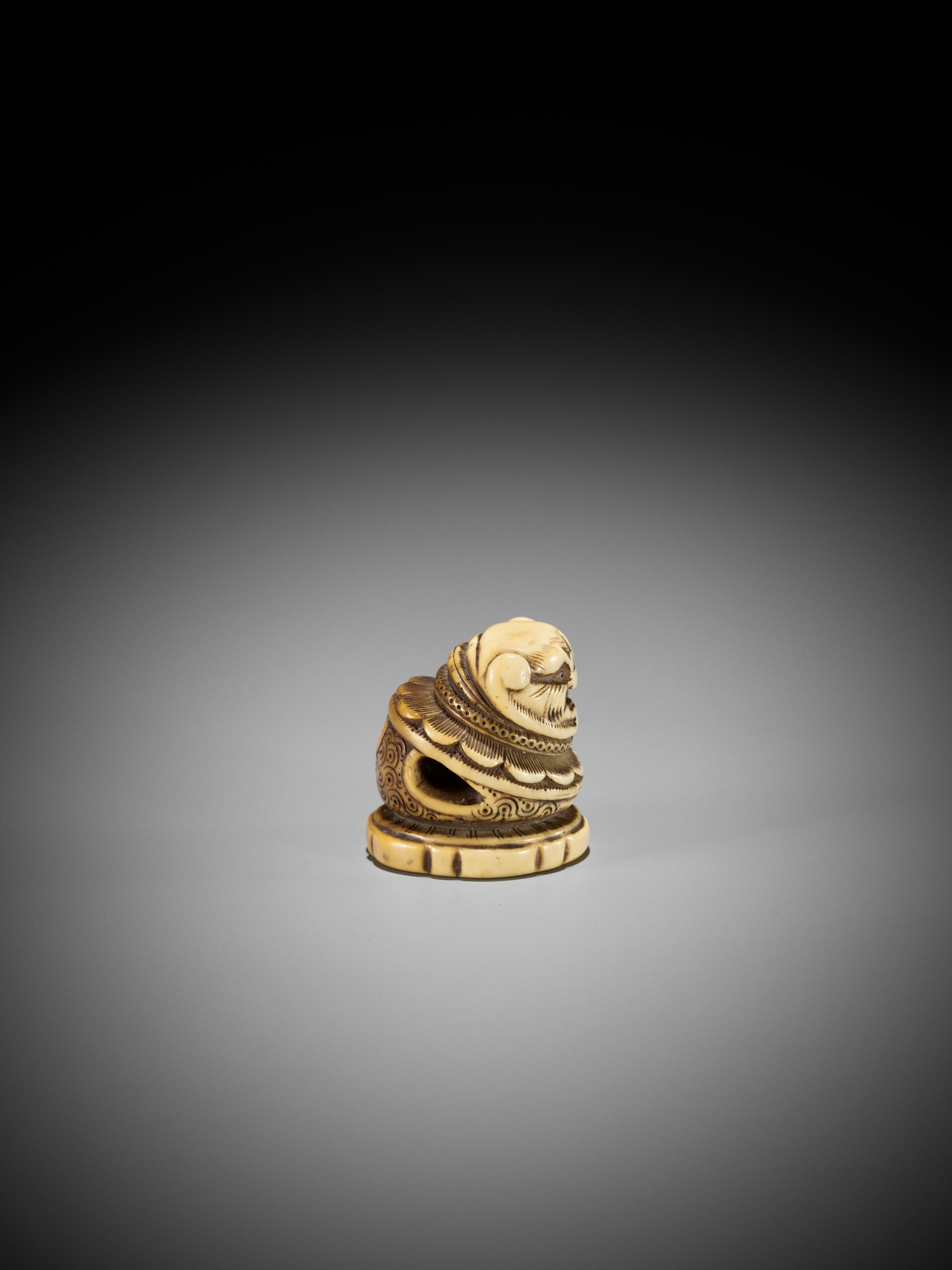 A RARE IVORY 'SILK SEAL' TYPE NETSUKE OF A FOREIGNER - Image 8 of 11