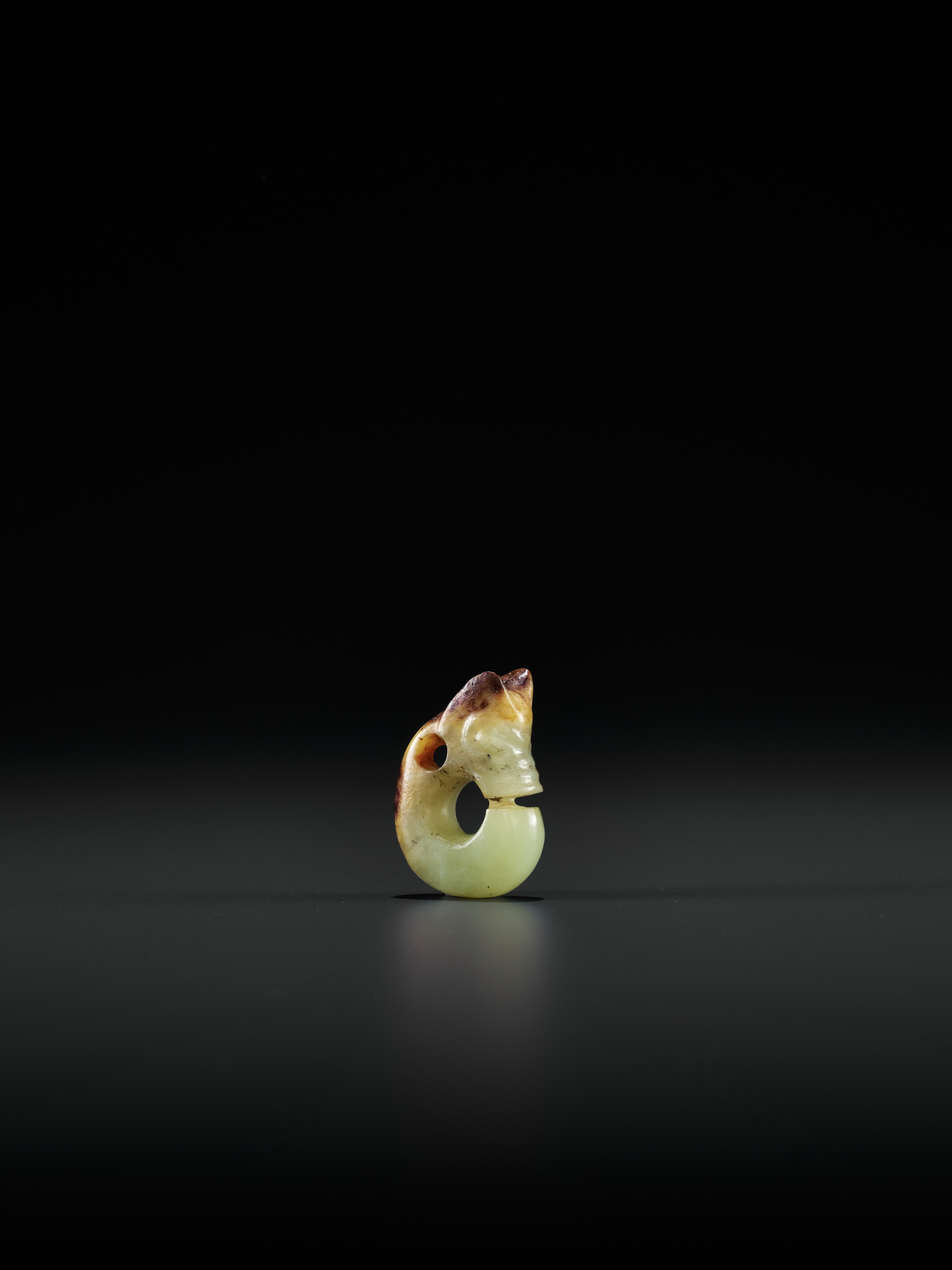 A YELLOW AND RUSSET MINIATURE 'PIG DRAGON' PENDANT, ZHULONG, MING DYNASTY - Image 8 of 10