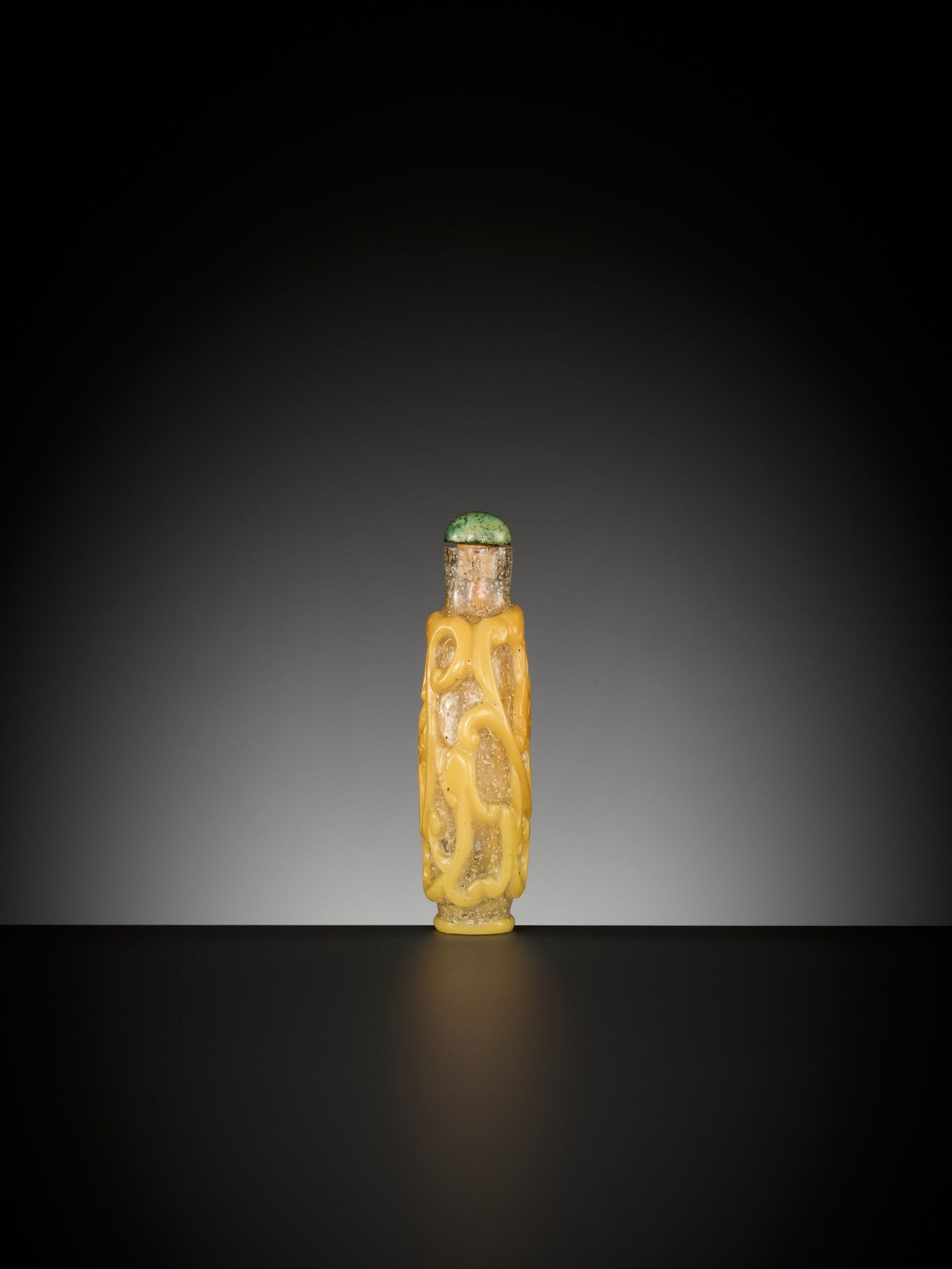 A YELLOW OVERLAY SNOWFLAKE GLASS 'CHILONG' SNUFF BOTTLE, QING DYNASTY - Image 6 of 8