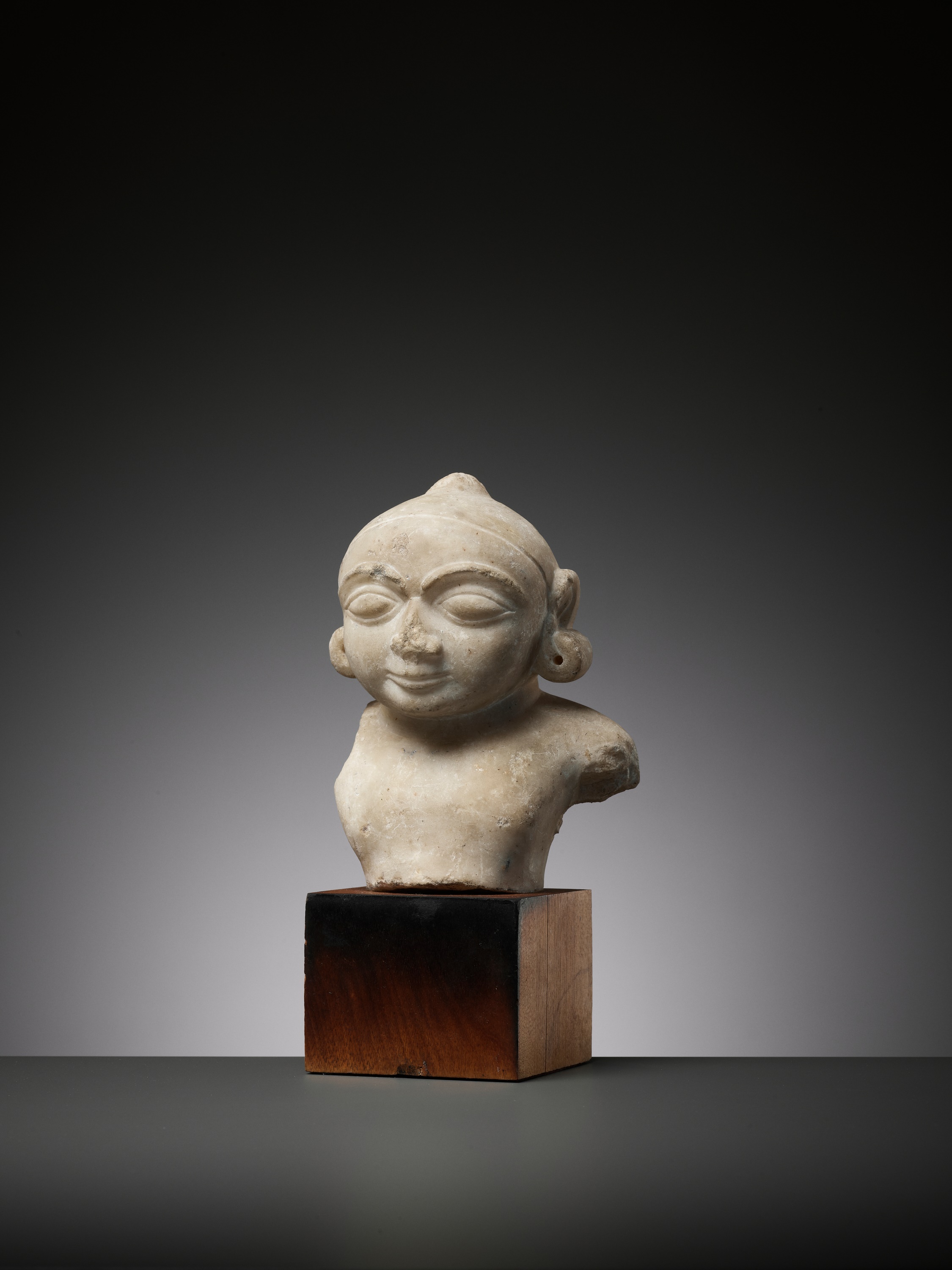 A JAIN WHITE MARBLE BUST OF THE CHILD KRISHNA, 14TH-15TH CENTURY - Image 3 of 13