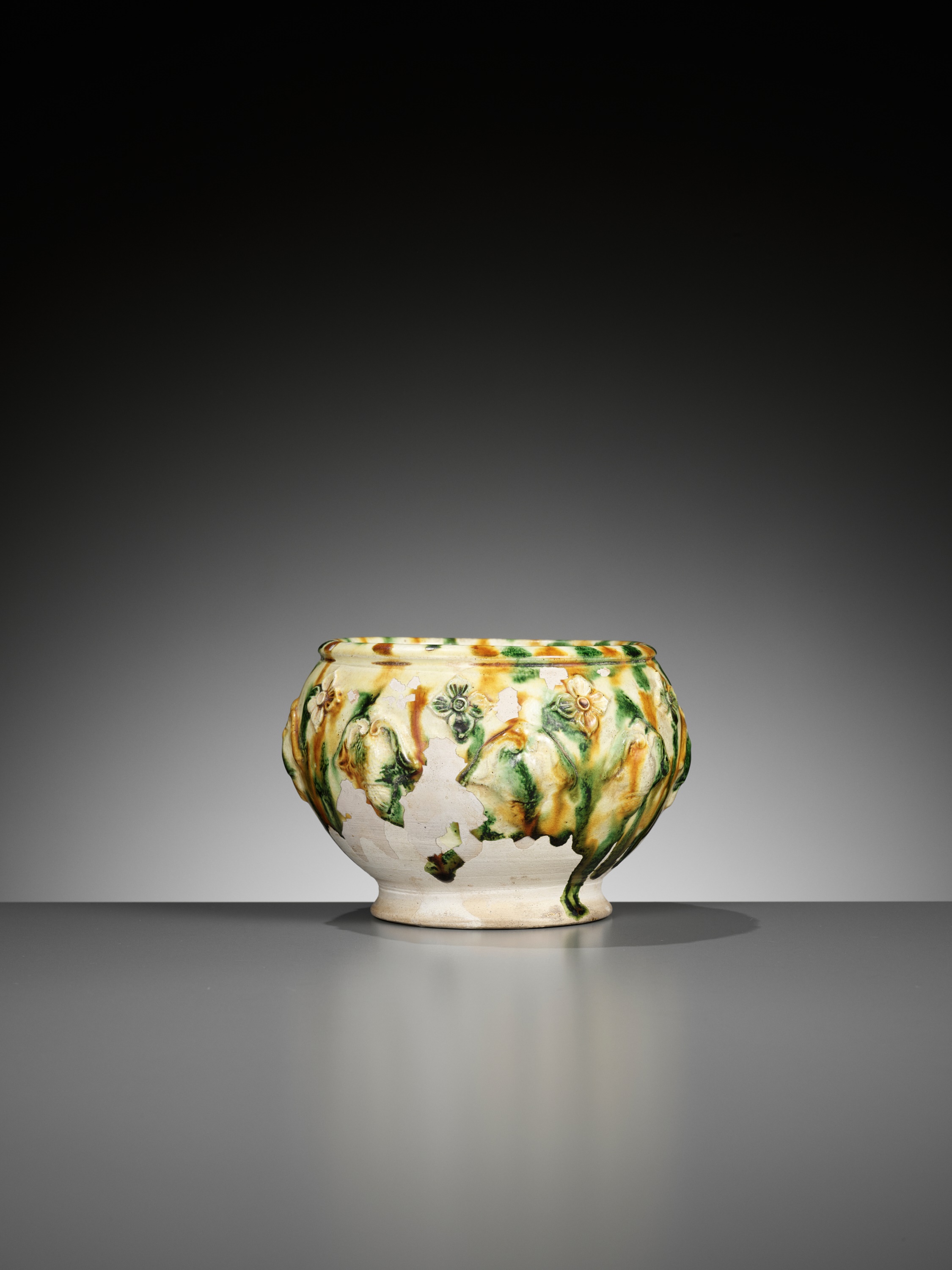 A SANCAI-GLAZED APPLIQUE-DECORATED POTTERY JAR, TANG DYNASTY - Image 3 of 12