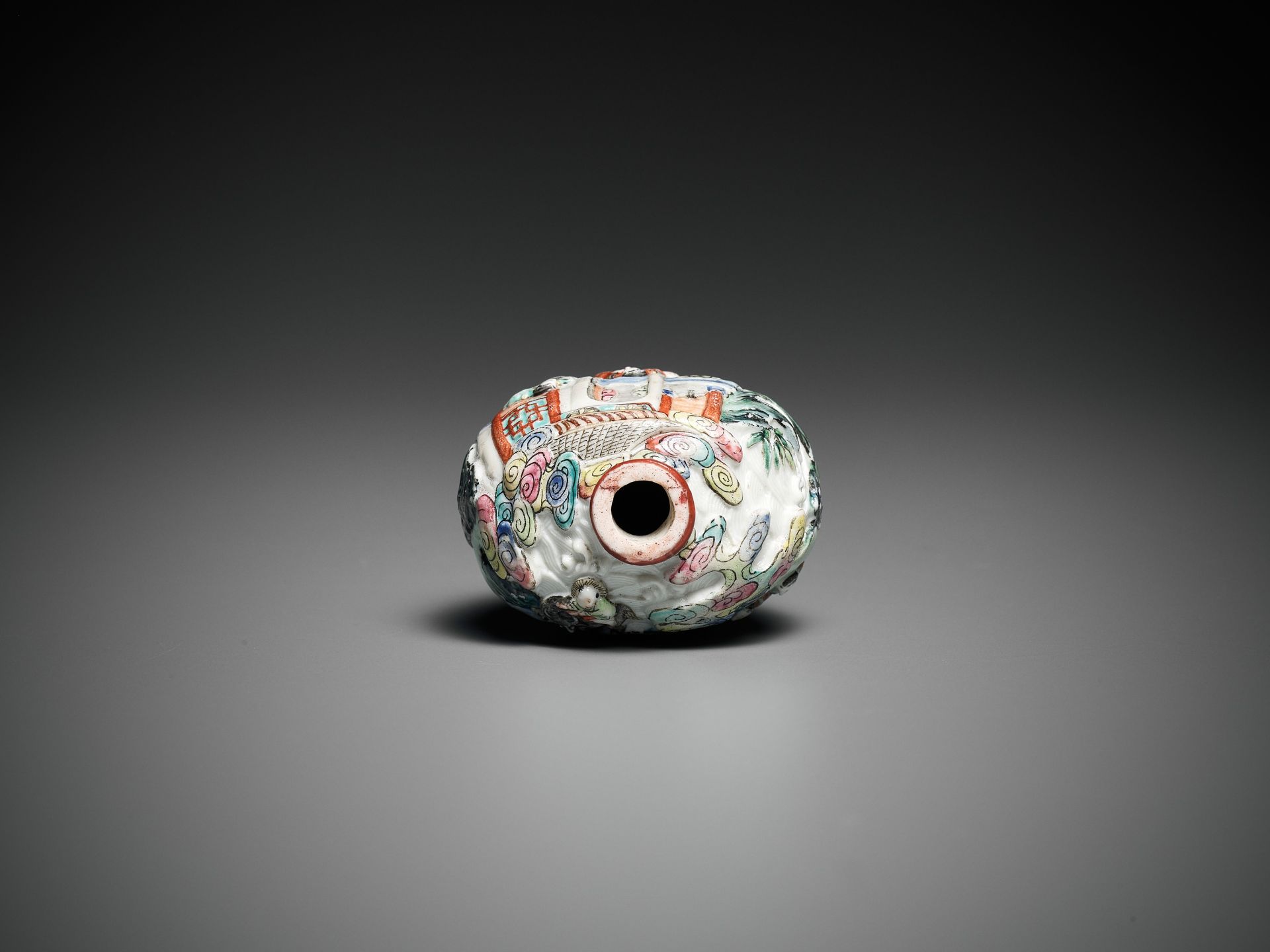 AN IMPERIAL MOLDED AND ENAMELED PORCELAIN SNUFF BOTTLE, JIAQING MARK AND PERIOD - Image 7 of 8