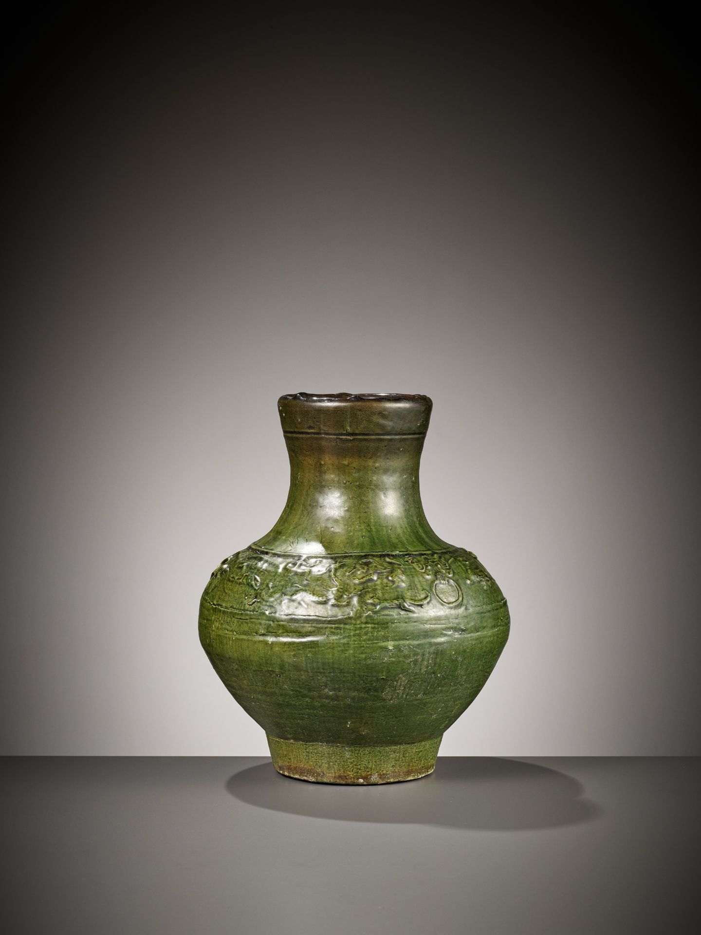 AN EMERLAD-GREEN GLAZED 'HUNTING SCENE' POTTERY VASE, HAN DYNASTY - Image 11 of 15