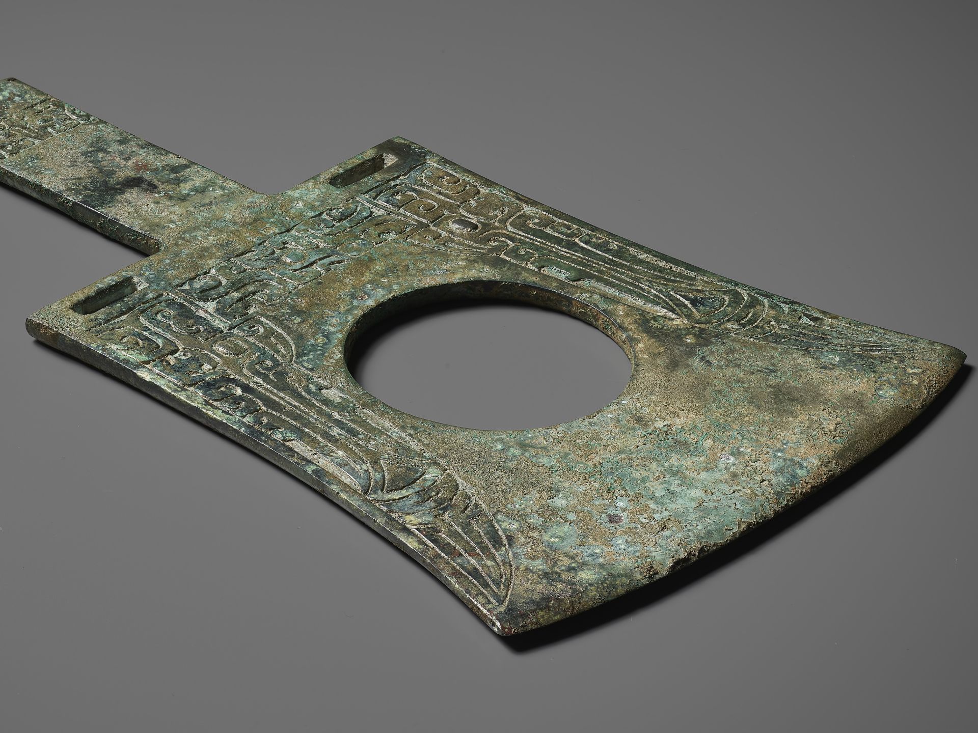 A RARE AND IMPORTANT BRONZE RITUAL AXE-HEAD, YUE, EARLY SHANG DYNASTY, CIRCA 1500-1400 BC - Image 6 of 13