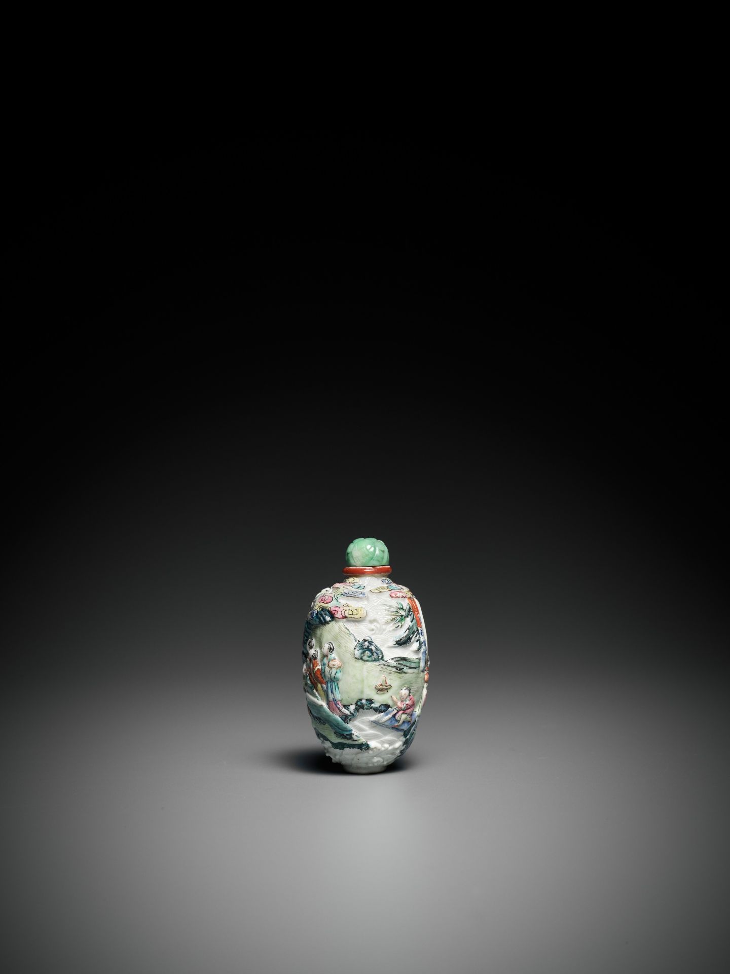 AN IMPERIAL MOLDED AND ENAMELED PORCELAIN SNUFF BOTTLE, JIAQING MARK AND PERIOD - Image 5 of 8