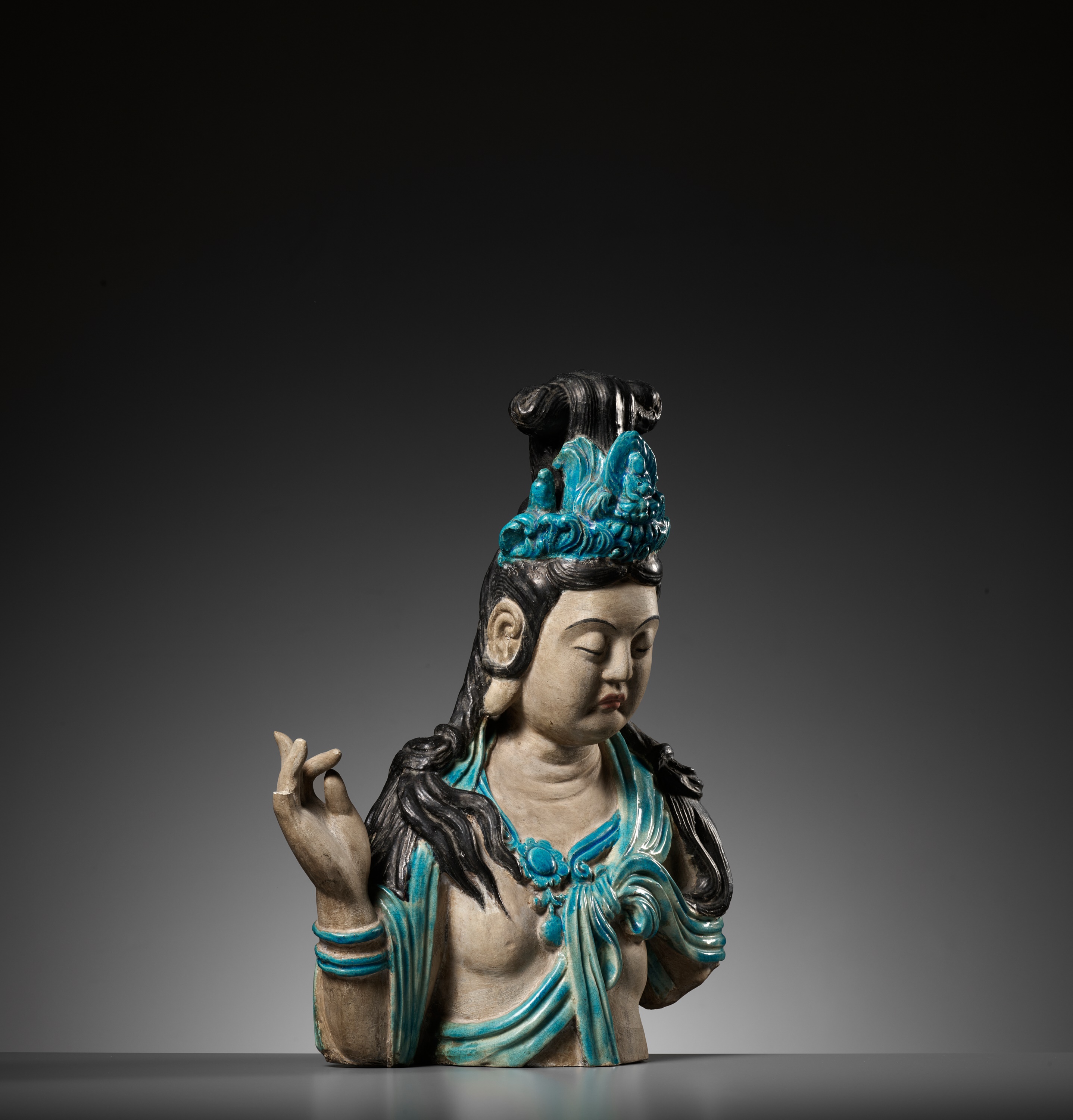 A LARGE AND MASSIVE FAHUA-GLAZED STONEWARE BUST OF GUANYIN, MING DYNASTY - Image 6 of 17