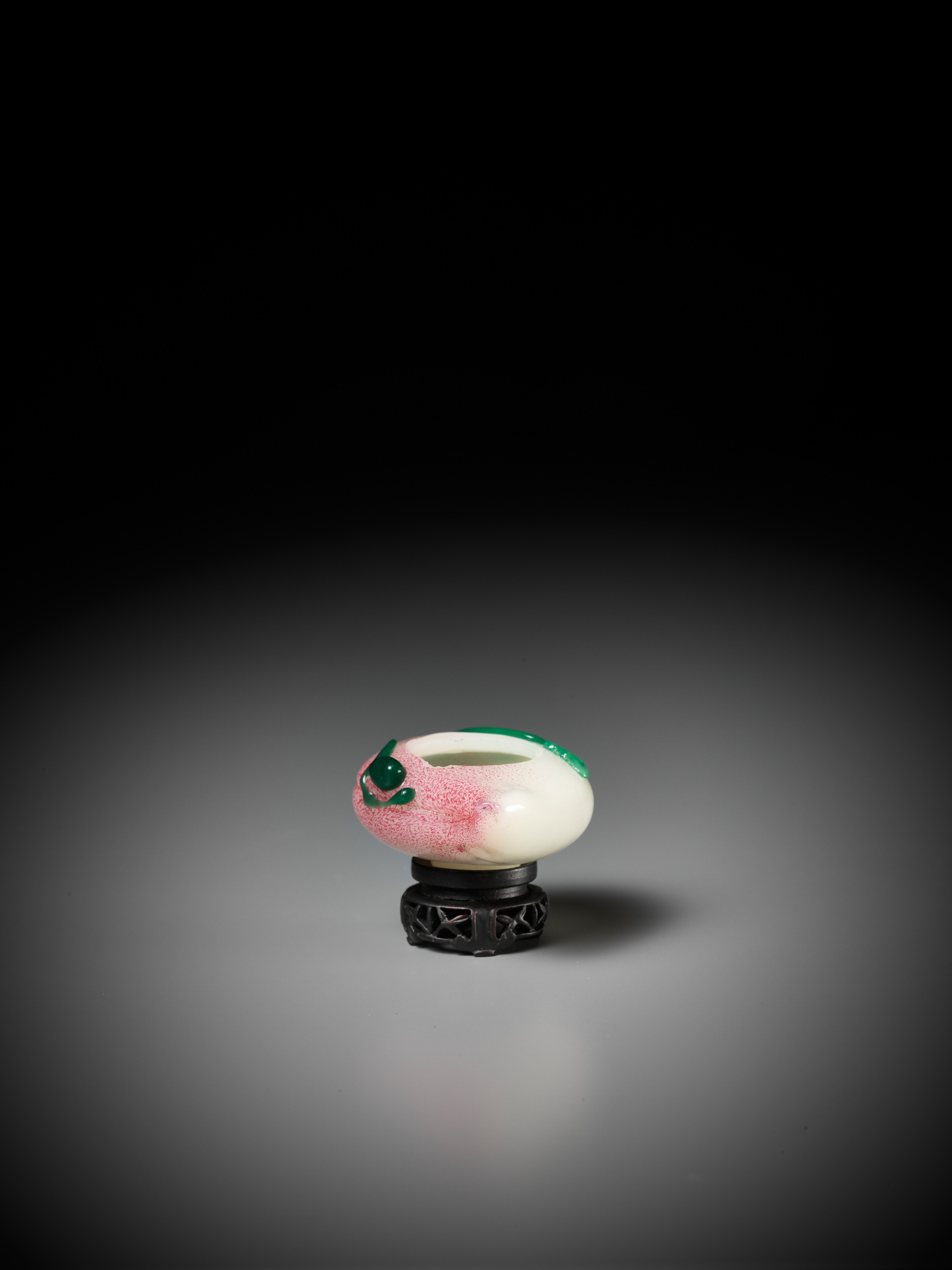 A GREEN AND PINK OVERLAY GLASS 'PEACH' BRUSHWASHER, QING DYNASTY - Image 3 of 11