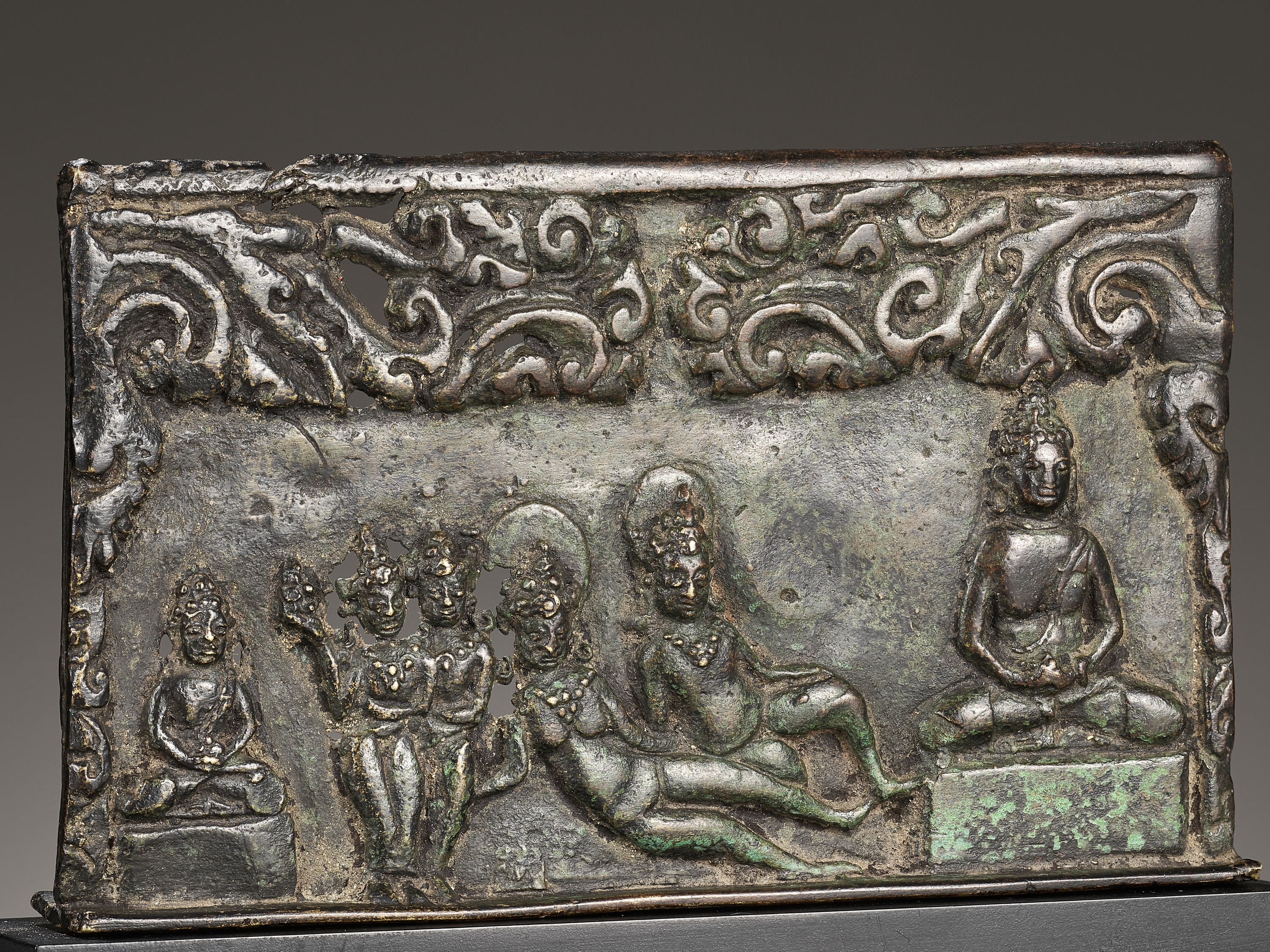 A FINE BRONZE PLAQUE WITH BUDDHAS AND BODHISATTVAS - Image 2 of 7