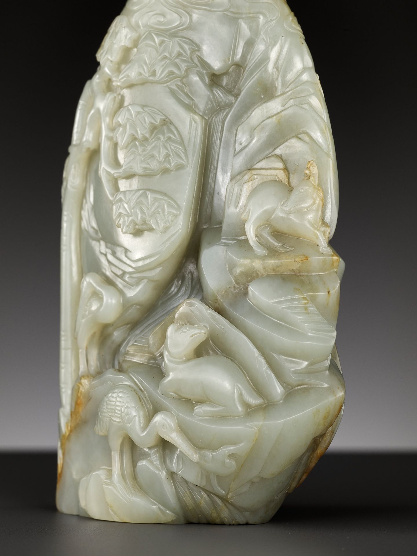 A CELADON AND RUSSET JADE 'DEER AND CRANE' BOULDER, 18TH CENTURY - Bild 7 aus 15