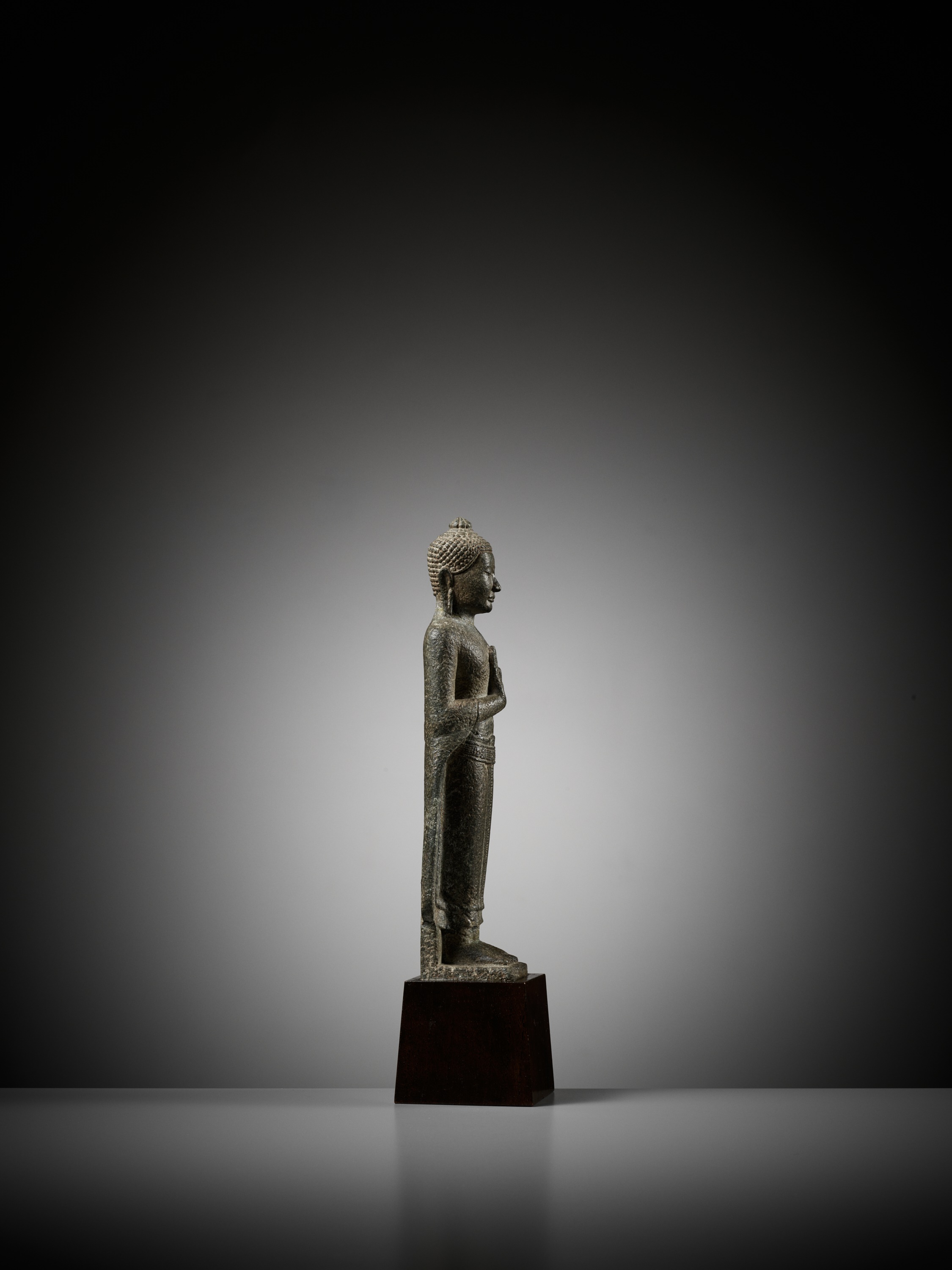 A SANDSTONE FIGURE OF STANDING BUDDHA - Image 9 of 15