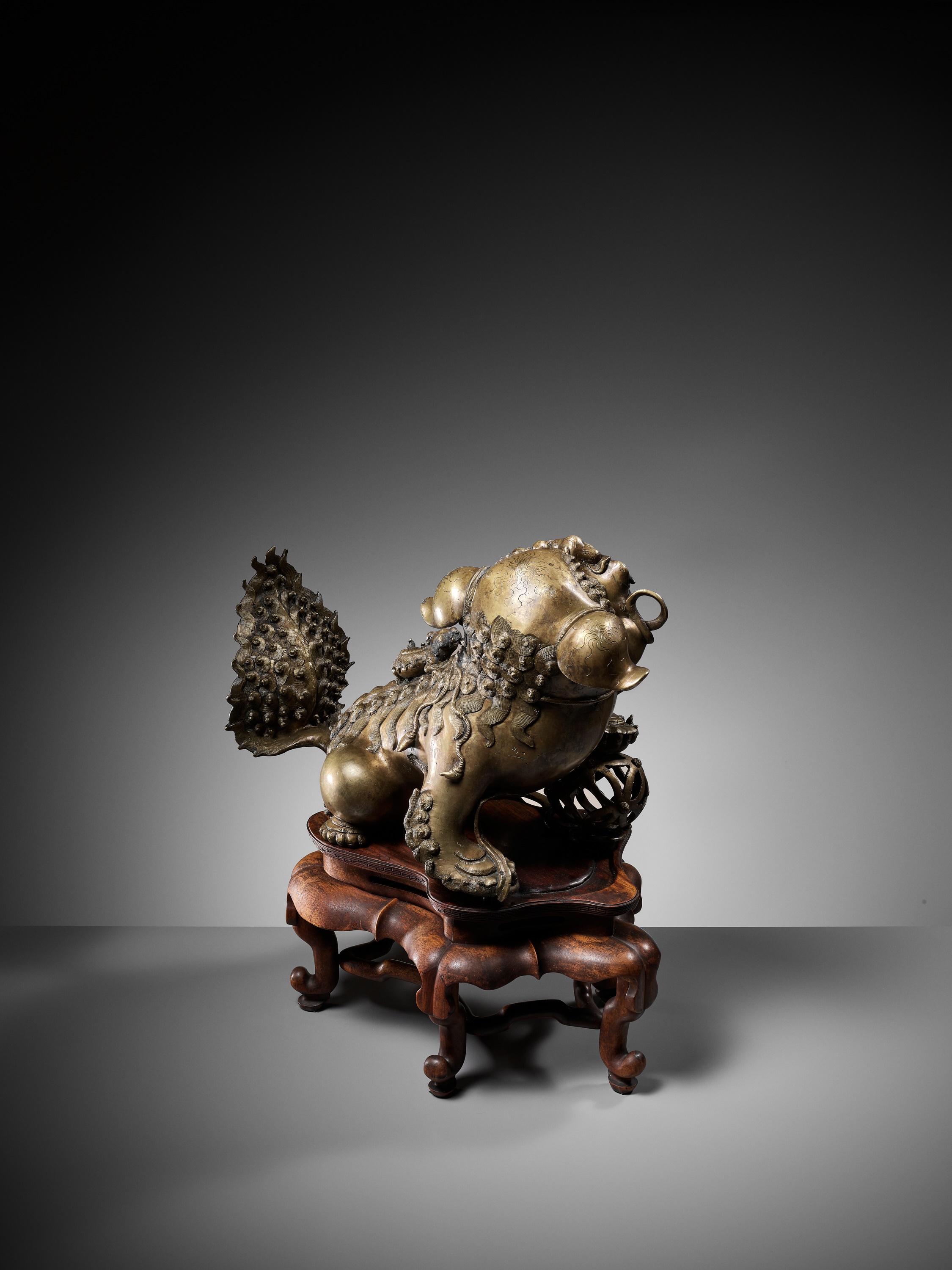 A MASSIVE AND VERY LARGE 'BUDDHIST LION' BRONZE CENSER, 17TH-18TH CENTURY - Image 7 of 10
