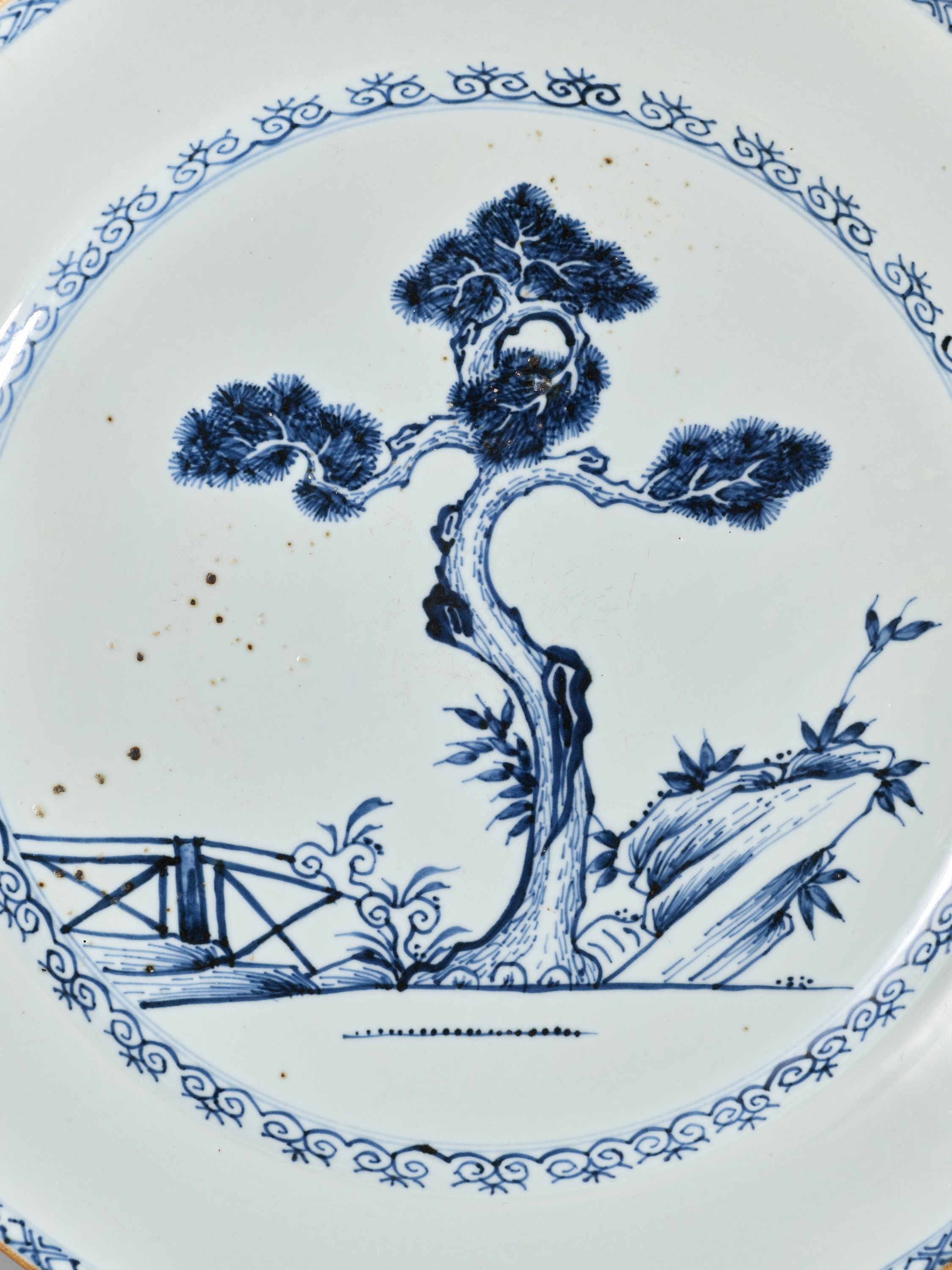 A LARGE BLUE AND WHITE 'PINE AND LINGZHI' DISH, 18TH CENTURY - Image 5 of 6