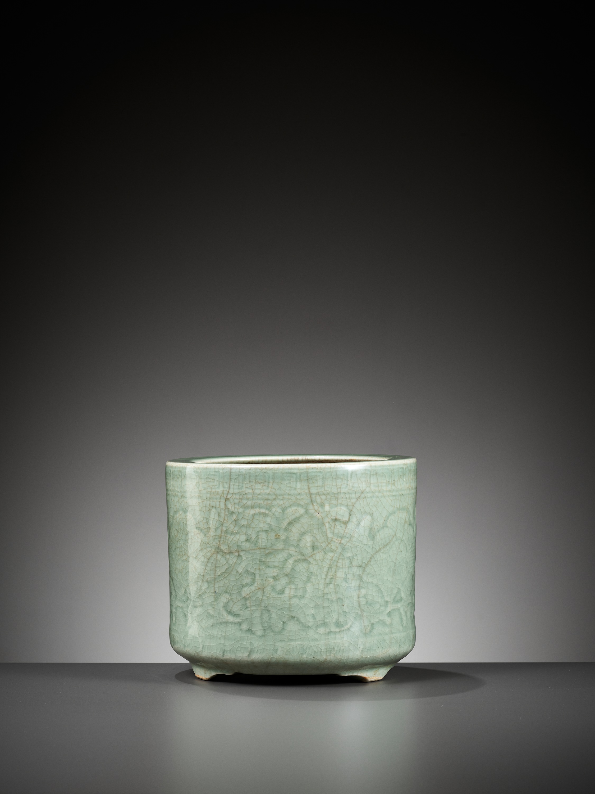 A CELADON GLAZED BRUSHPOT, BITONG, FIRST HALF OF THE QING DYNASTY - Image 7 of 10