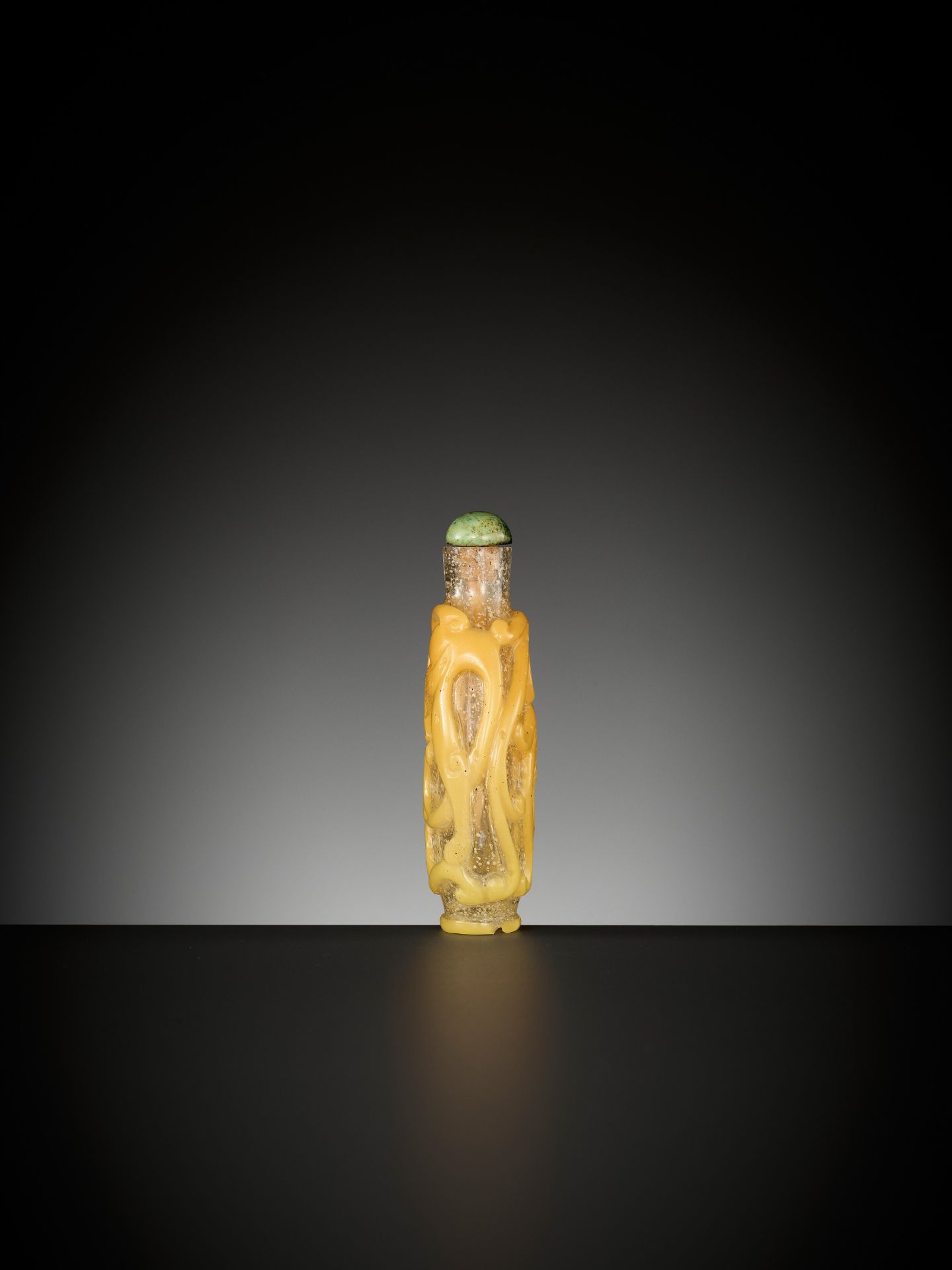 A YELLOW OVERLAY SNOWFLAKE GLASS 'CHILONG' SNUFF BOTTLE, QING DYNASTY - Image 3 of 8