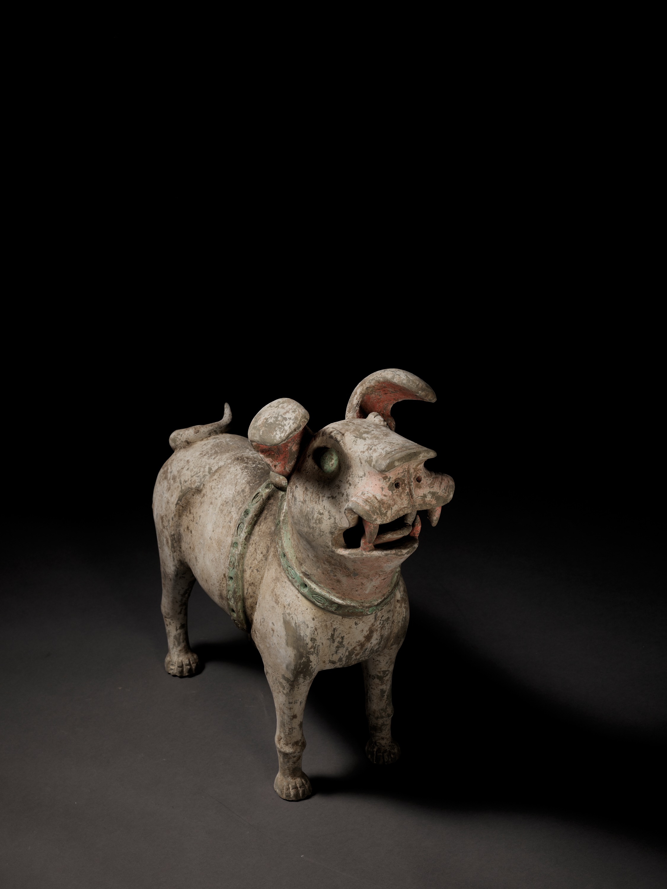 A MASSIVE PAINTED POTTERY FIGURE OF A GUARDIAN DOG, LATE EASTERN HAN TO SIX DYNASTIES - Image 10 of 16