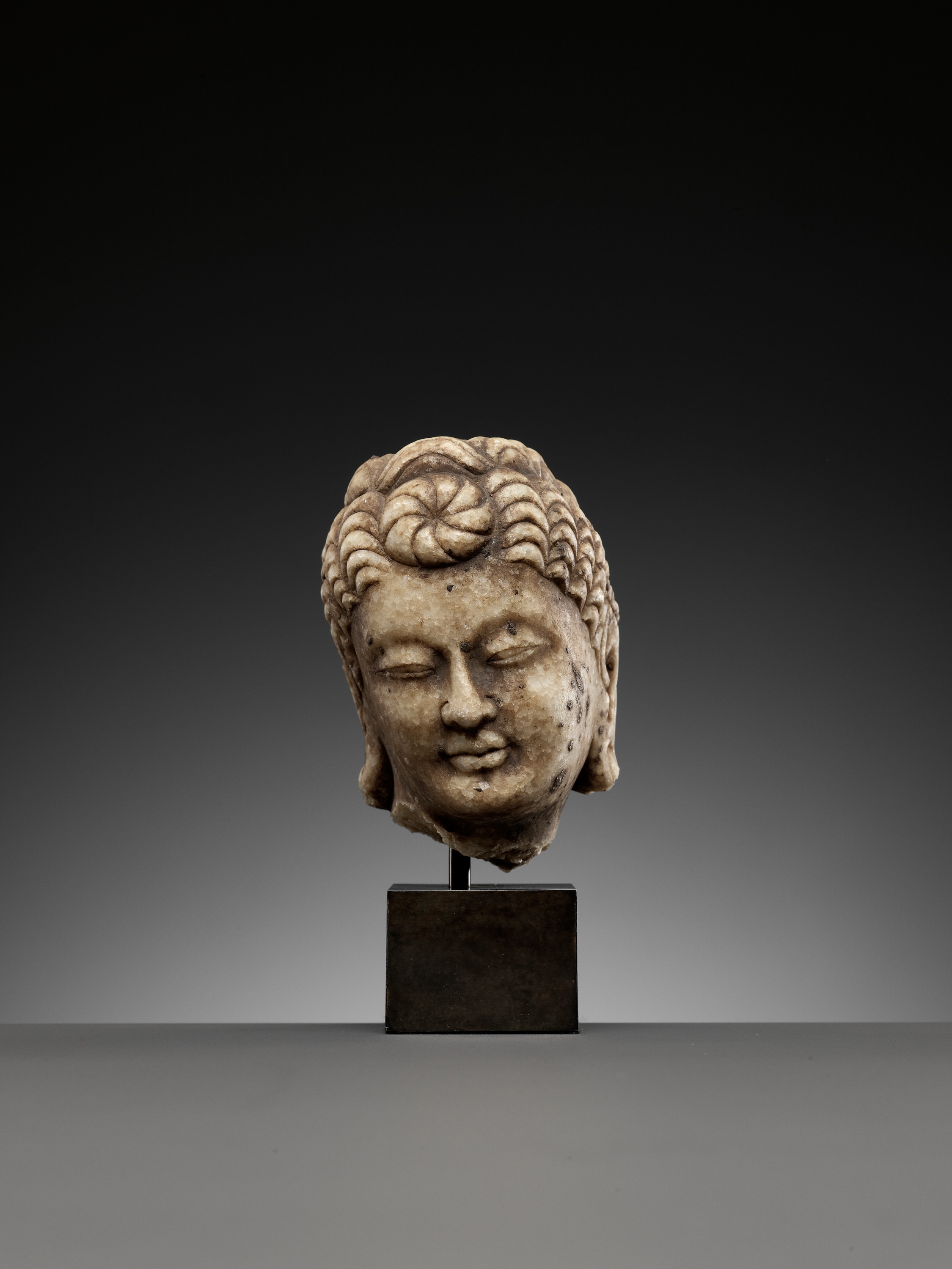 A WHITE MARBLE HEAD OF A BODHISATTVA, KINGDOM OF GANDHARA - Image 2 of 9
