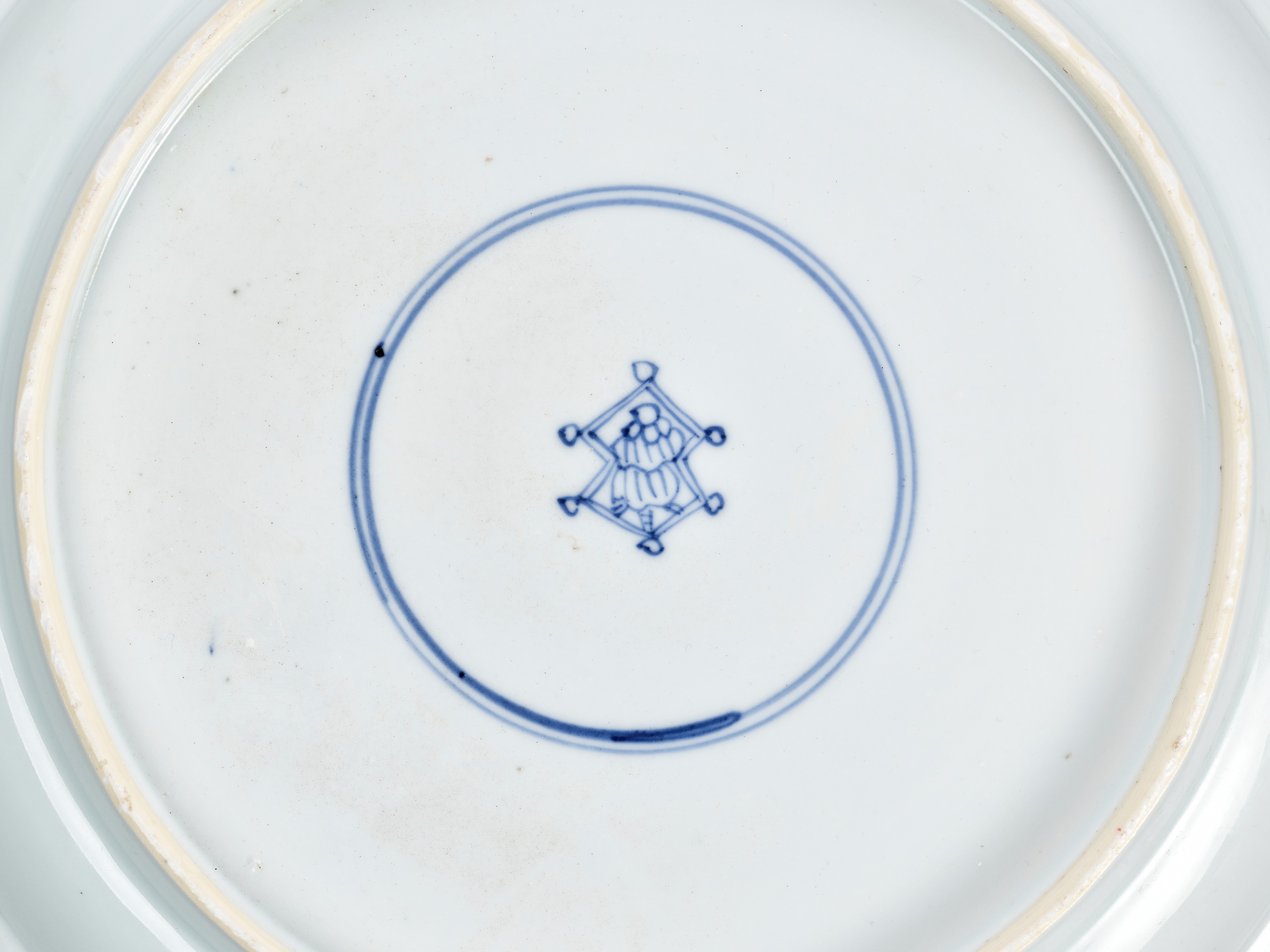 A LARGE BLUE AND WHITE 'HUNTING SCENE' DISH, KANGXI PERIOD - Image 3 of 10