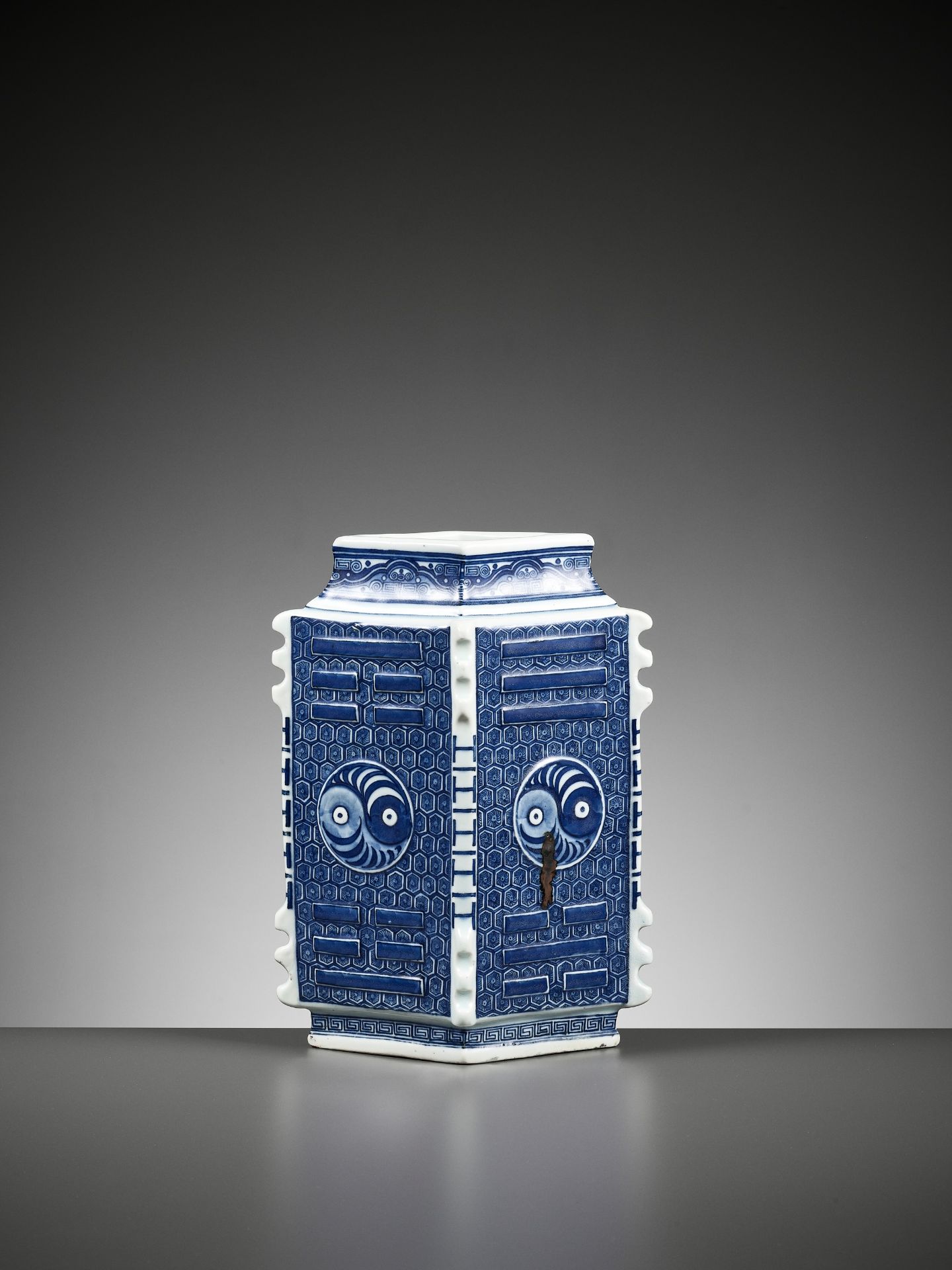 A BLUE AND WHITE 'BAGUA' CONG VASE, QING DYNASTY - Image 3 of 9
