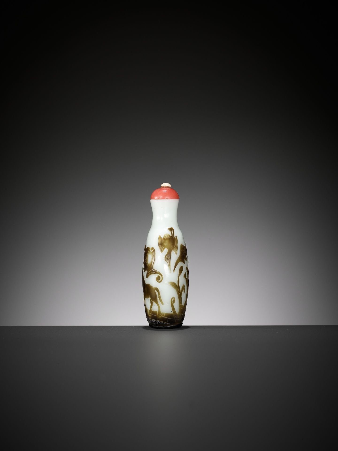 A YANGZHOU OLIVE-BROWN OVERLAY GLASS SNUFF BOTTLE, 1820-1860 - Image 5 of 7
