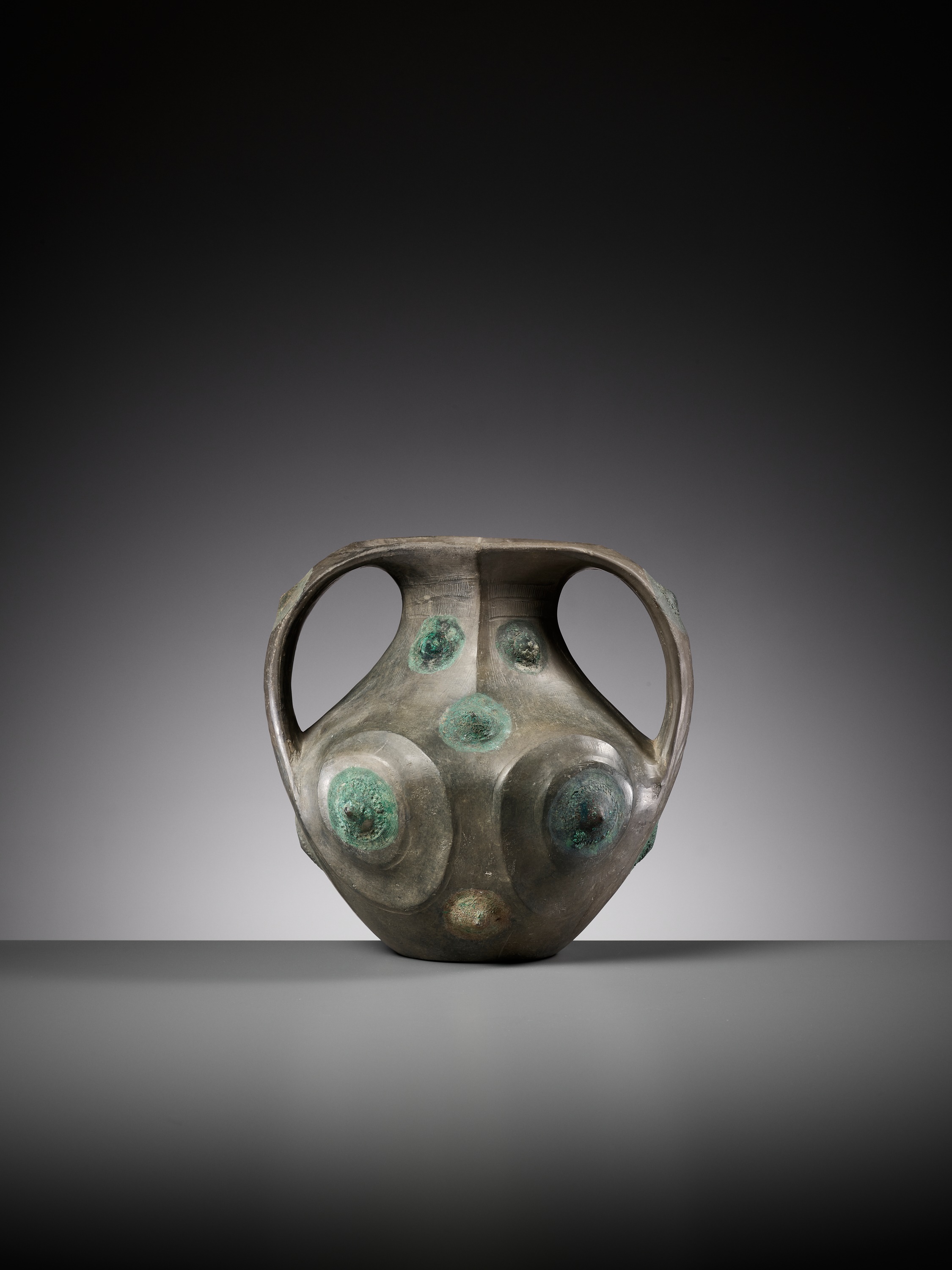 A BLACK POTTERY AMPHORA WITH APPLIED BRONZE BOSSES, HAN DYNASTY - Image 10 of 13