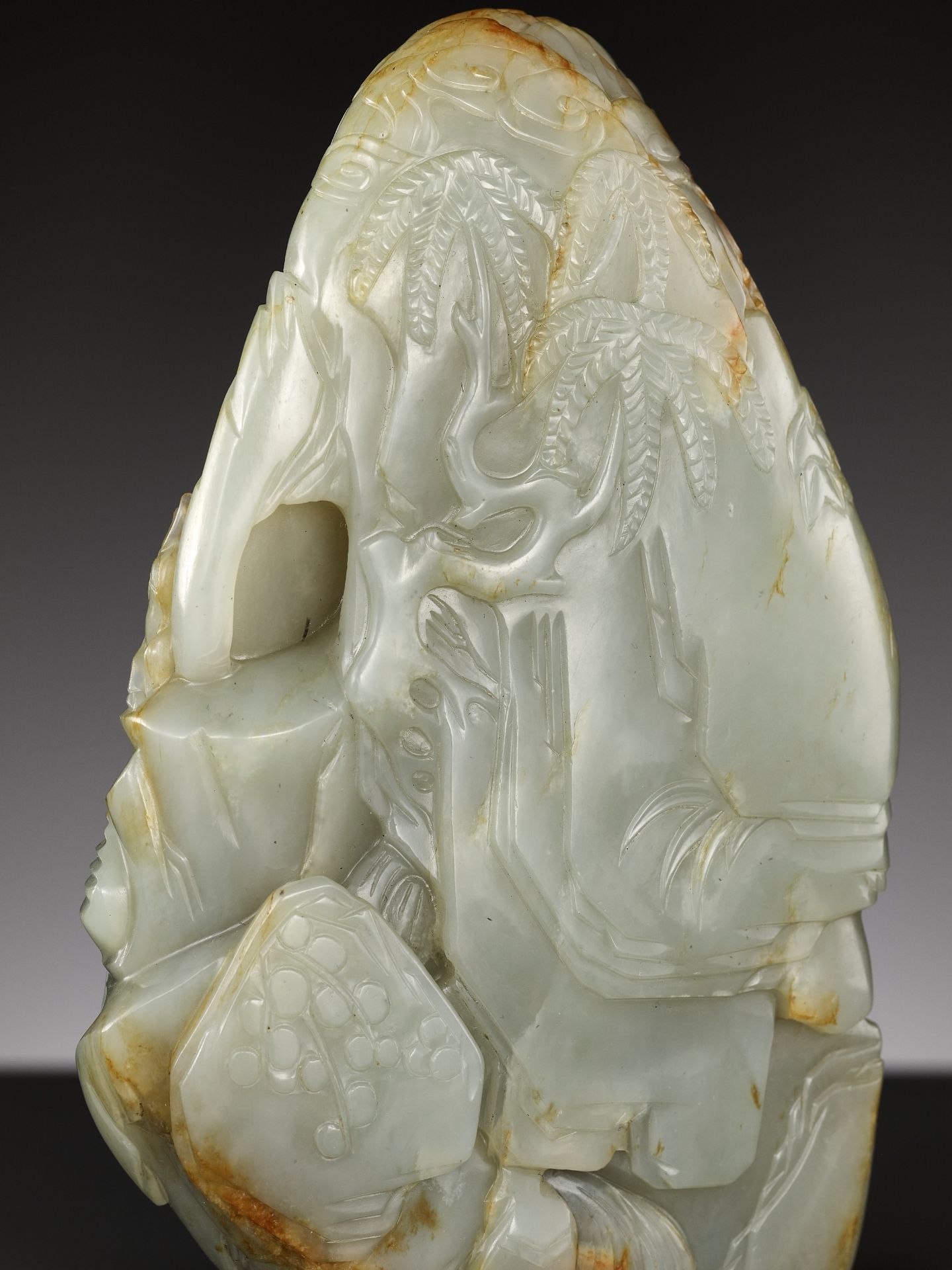 A CELADON AND RUSSET JADE 'DEER AND CRANE' BOULDER, 18TH CENTURY - Bild 9 aus 15