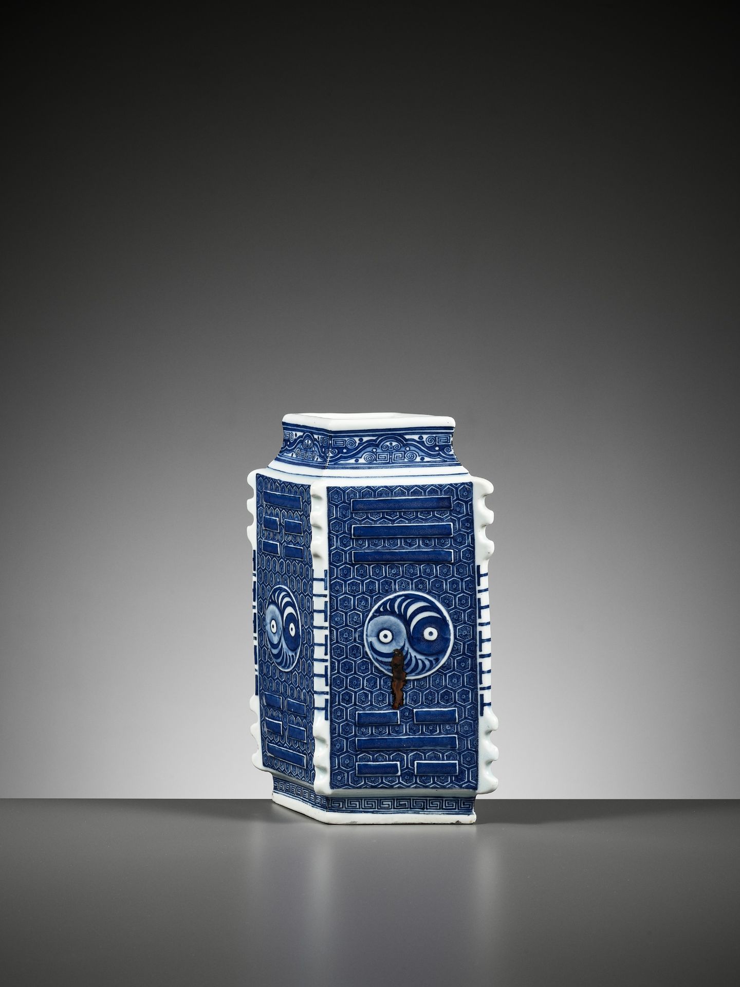 A BLUE AND WHITE 'BAGUA' CONG VASE, QING DYNASTY - Image 6 of 9