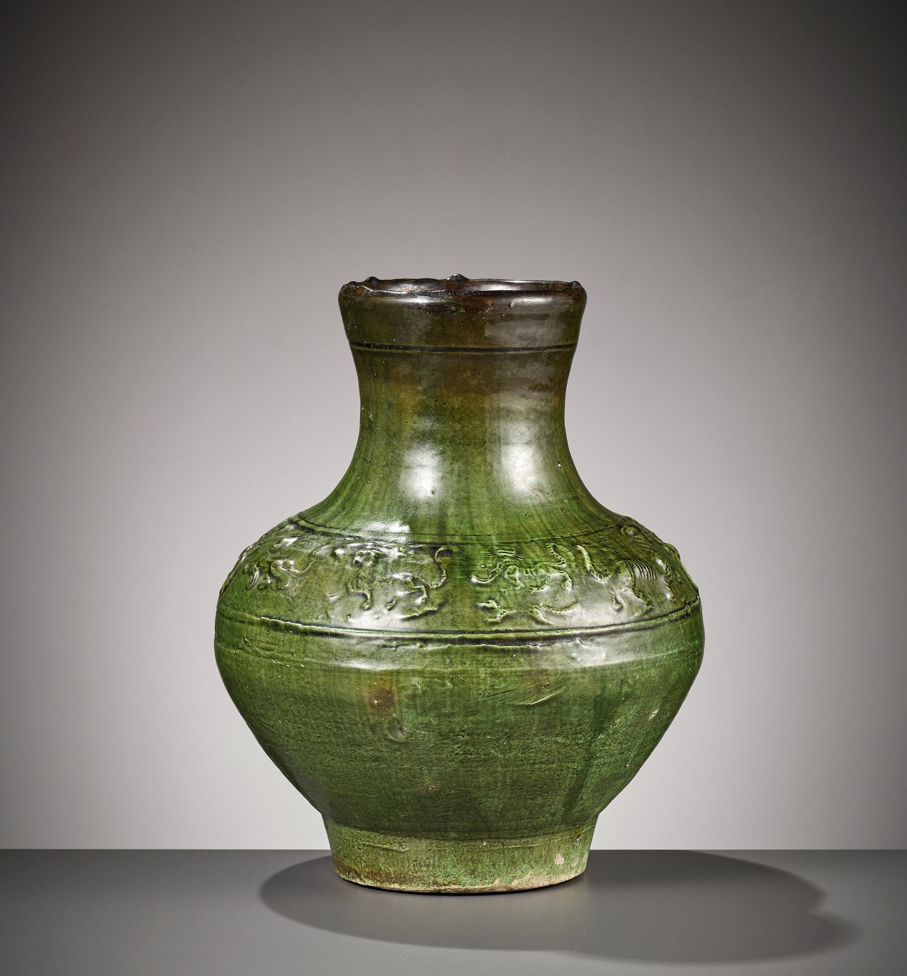 AN EMERLAD-GREEN GLAZED 'HUNTING SCENE' POTTERY VASE, HAN DYNASTY