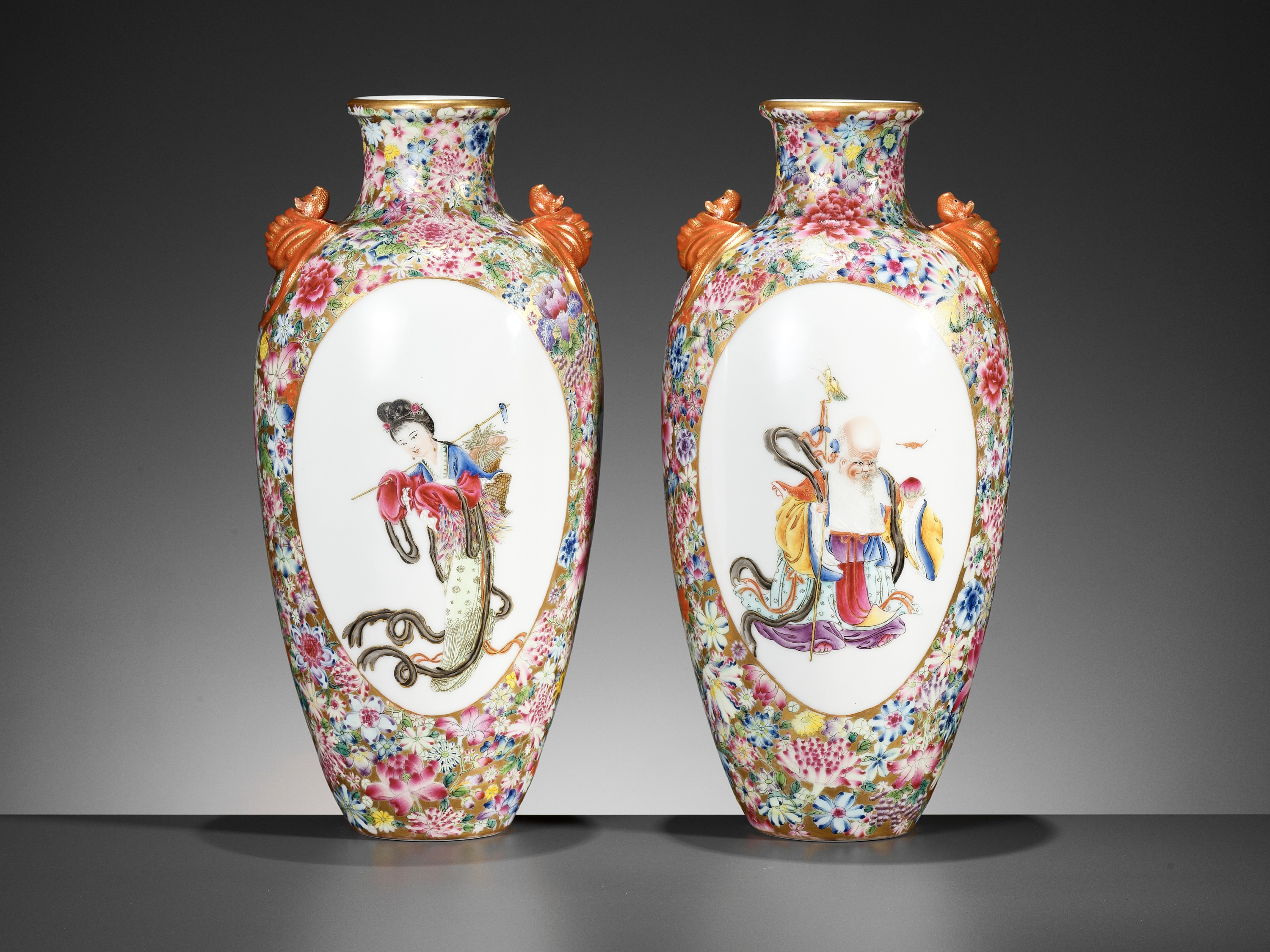 A PAIR OF FAMILLE ROSE 'MILLEFLEUR' VASES, LATE QING TO REPUBLIC - Image 8 of 13