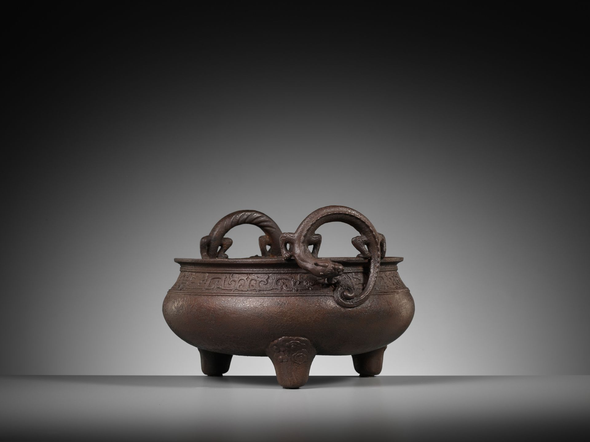A LARGE ARCHAISTIC CAST IRON TRIPOD CENSER, MING DYNASTY - Image 13 of 14