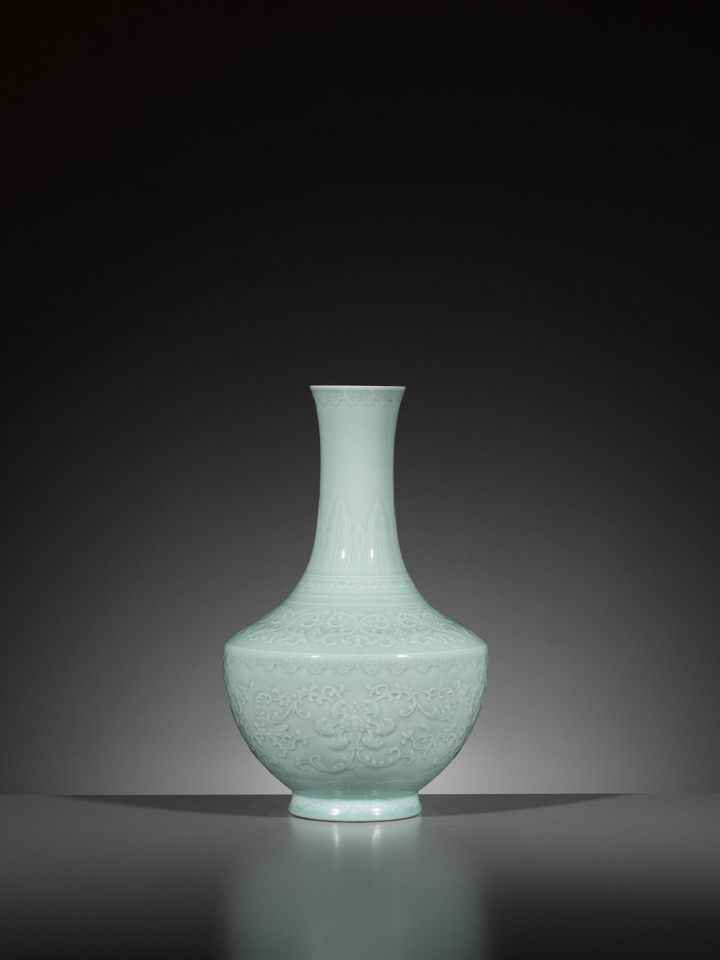 A CARVED CELADON-GLAZED 'LOTUS' VASE, QIANLONG MARK AND PERIOD - Bild 16 aus 22