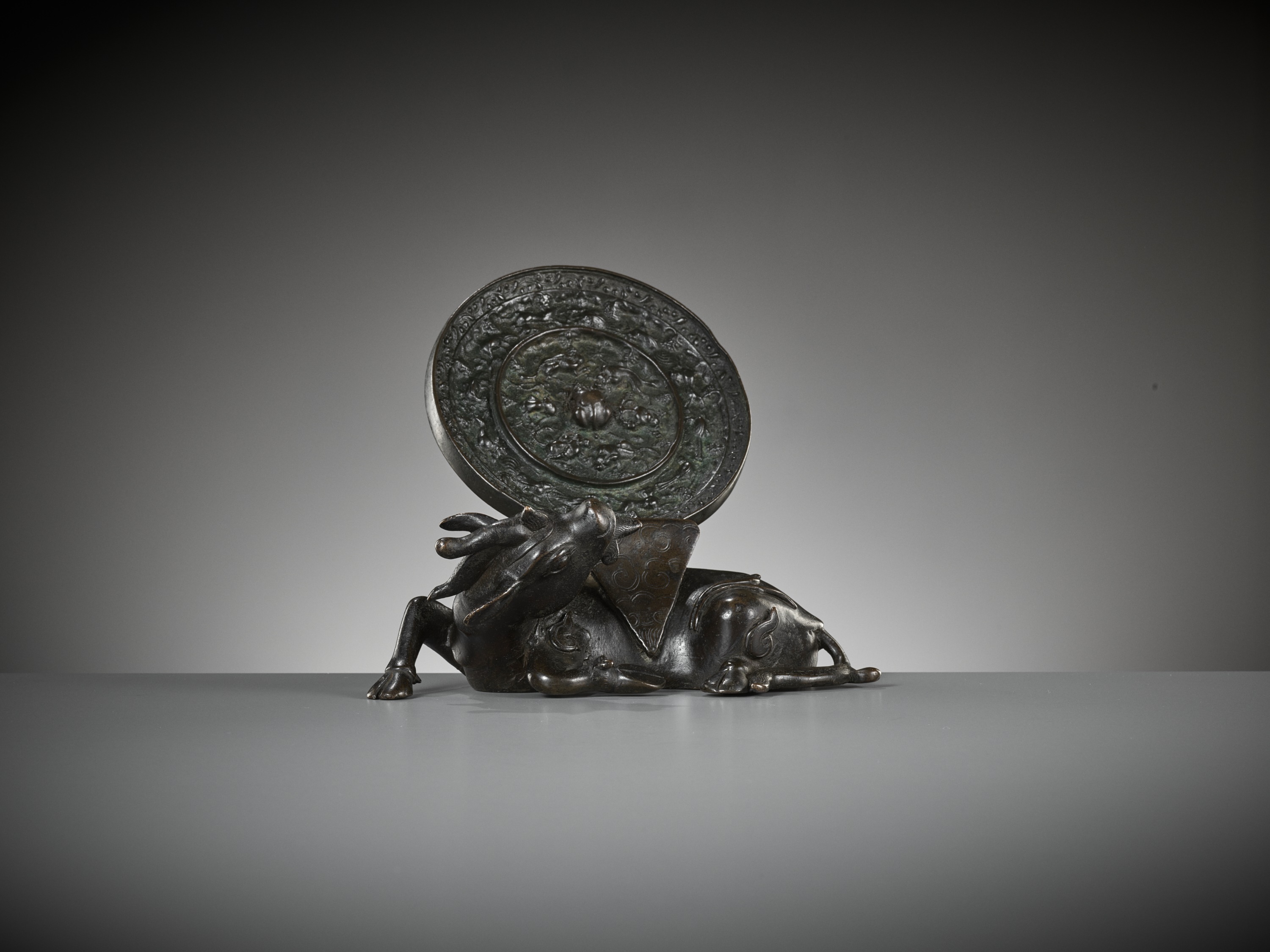 A BRONZE 'XINIU' MIRROR STAND AND 'LION AND GRAPEVINE' MIRROR, MING AND TANG DYNASTY - Image 12 of 20