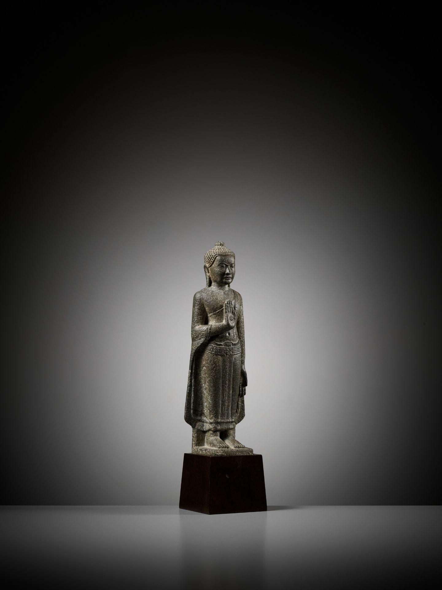 A SANDSTONE FIGURE OF STANDING BUDDHA - Image 10 of 15